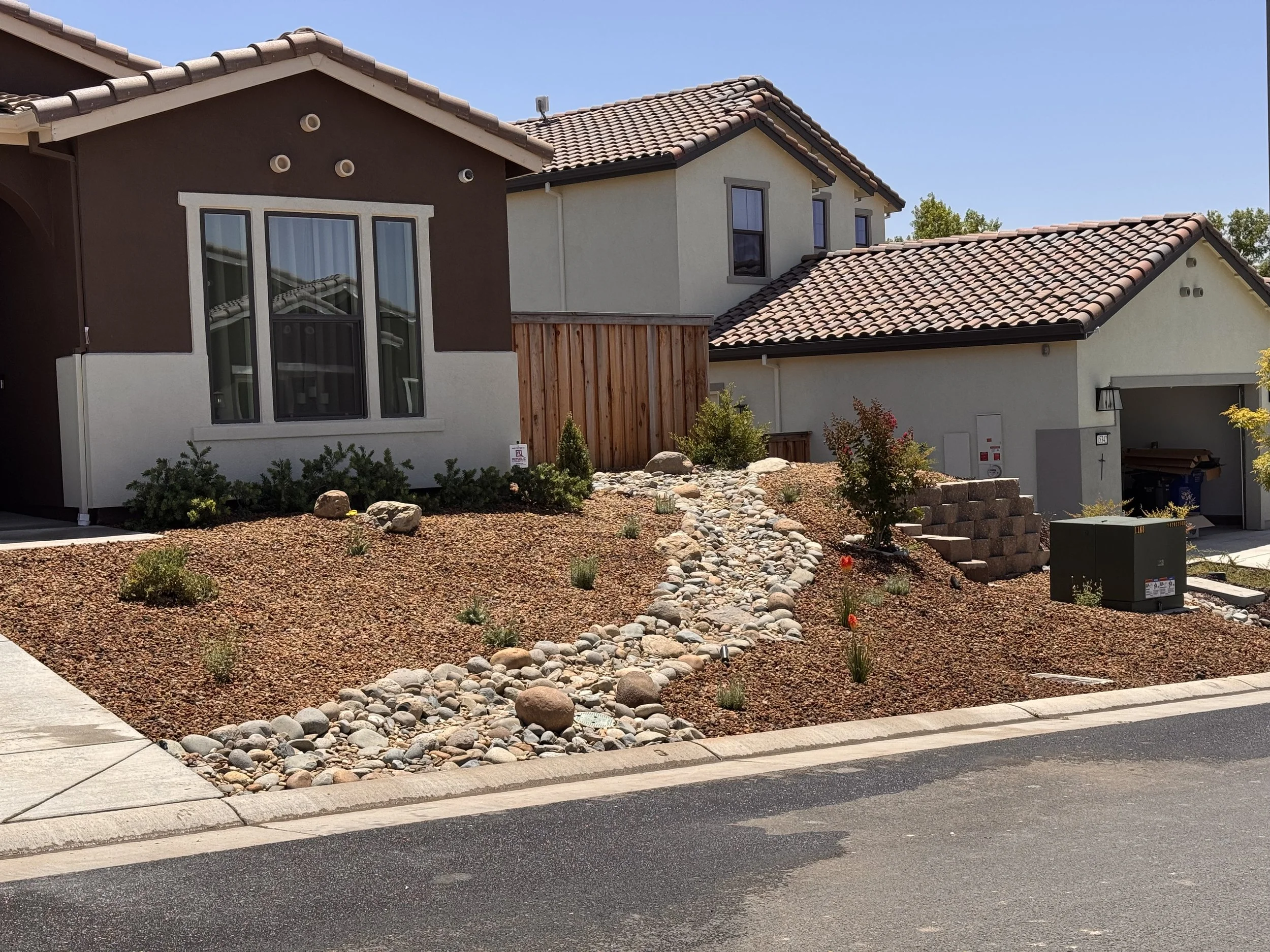 Riverbed, front yard landscape - Rancho Murieta, CA