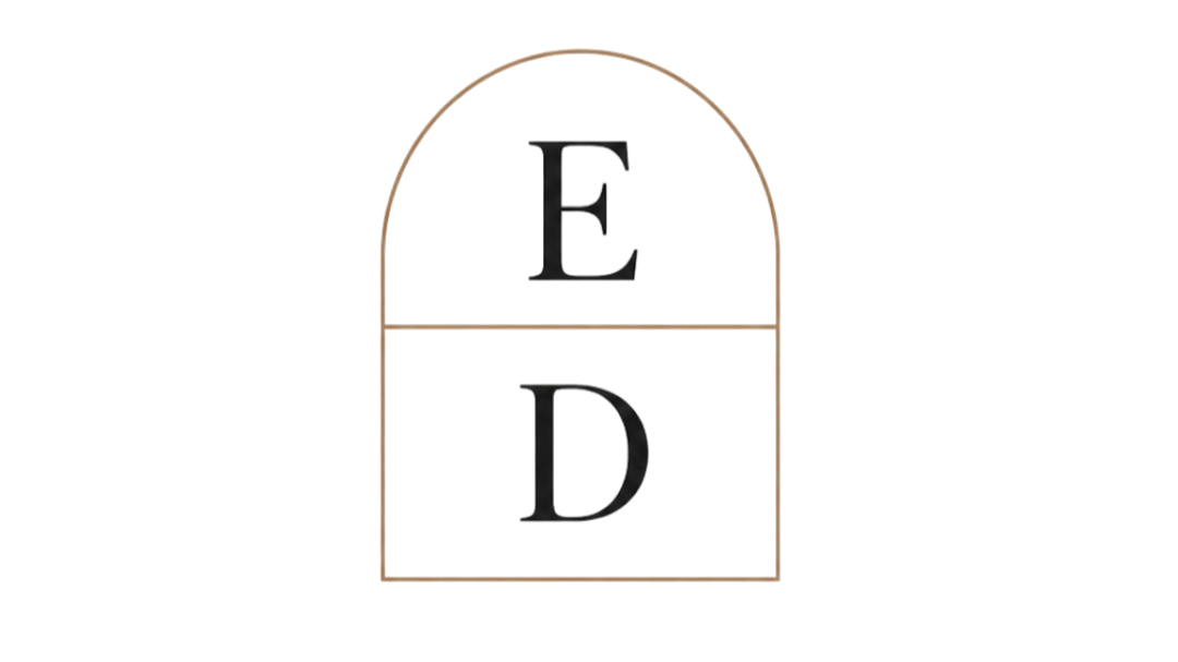 An oven with an upper compartment labeled 'E' in red and a lower compartment labeled 'D' in black.