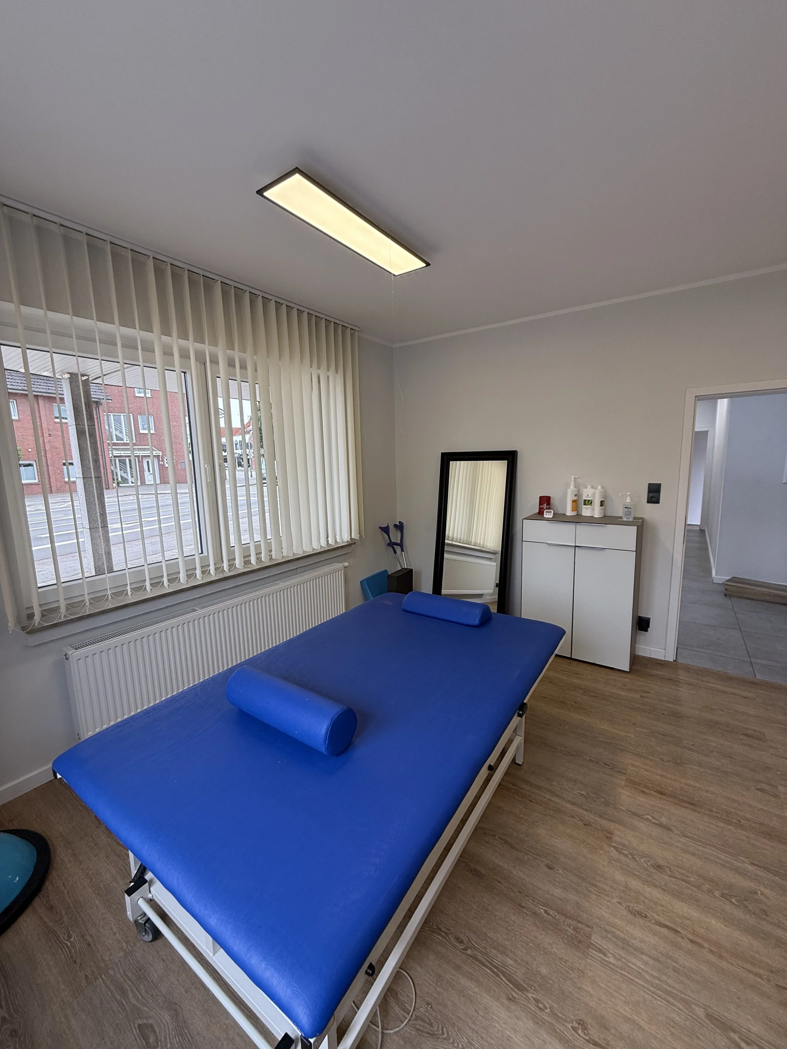 Heller Behandlungszimmer in moderner Physiotherapiepraxis in Cloppenburg