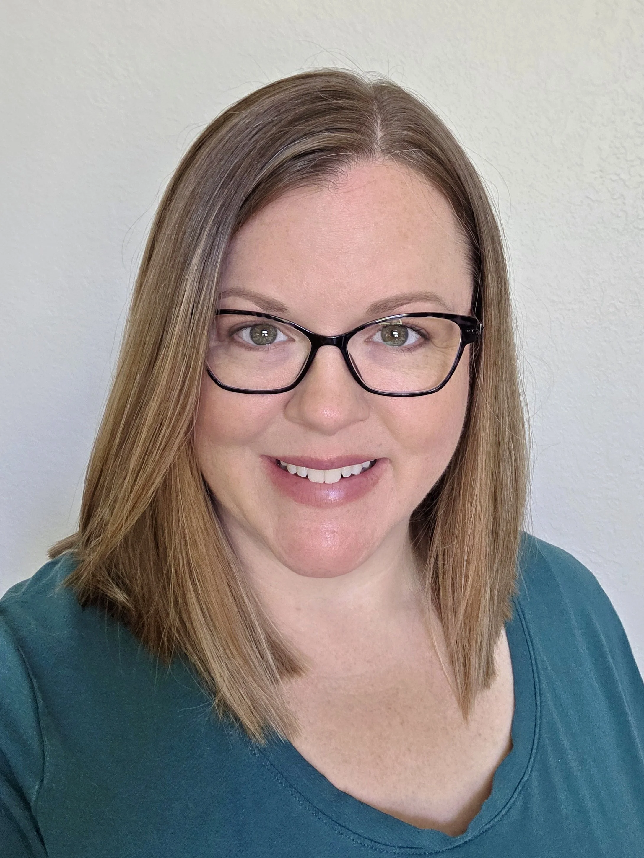 Photograph of artist Janelle Lorenzen.