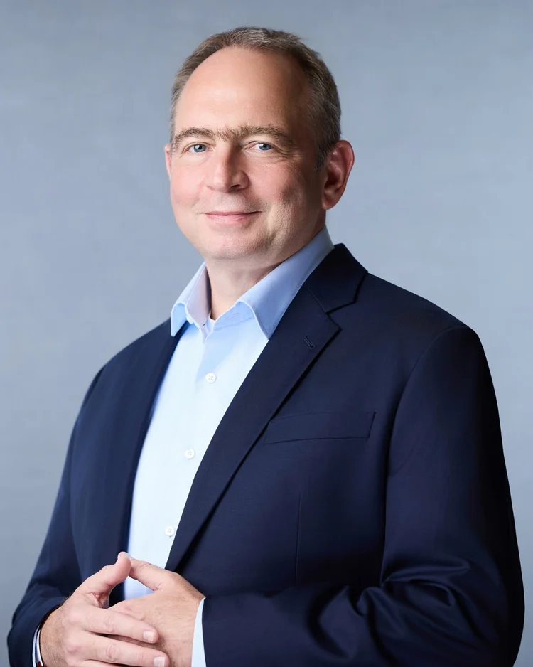 Corporate team headshot of a TÜV SÜD employee by Blue Sky's Studio