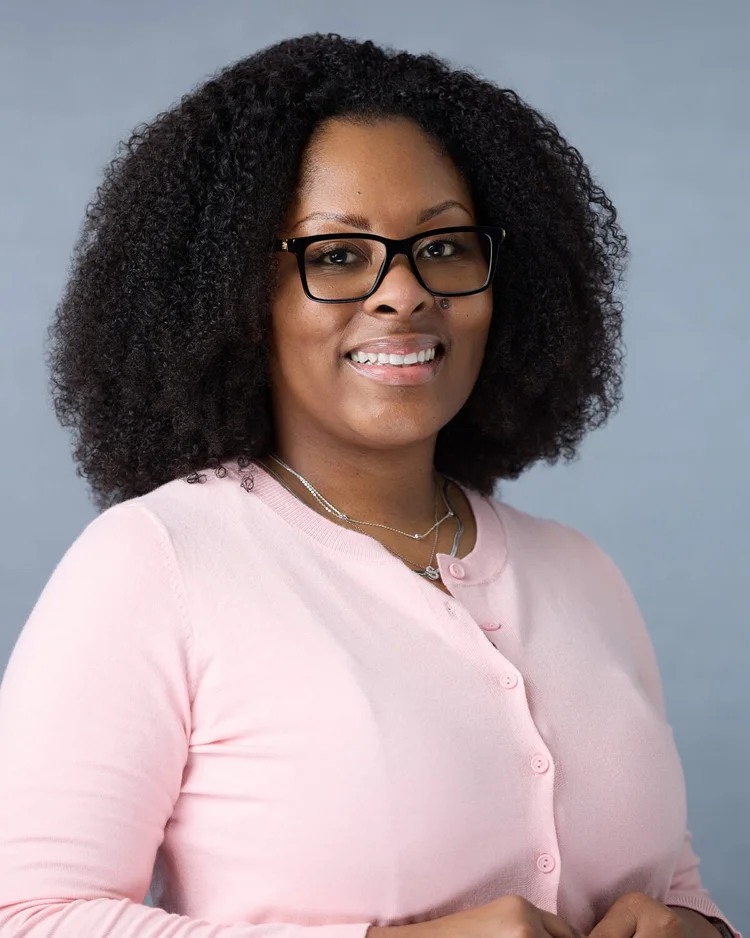 Corporate team headshot of a TÜV SÜD employee by Blue Sky's Studio