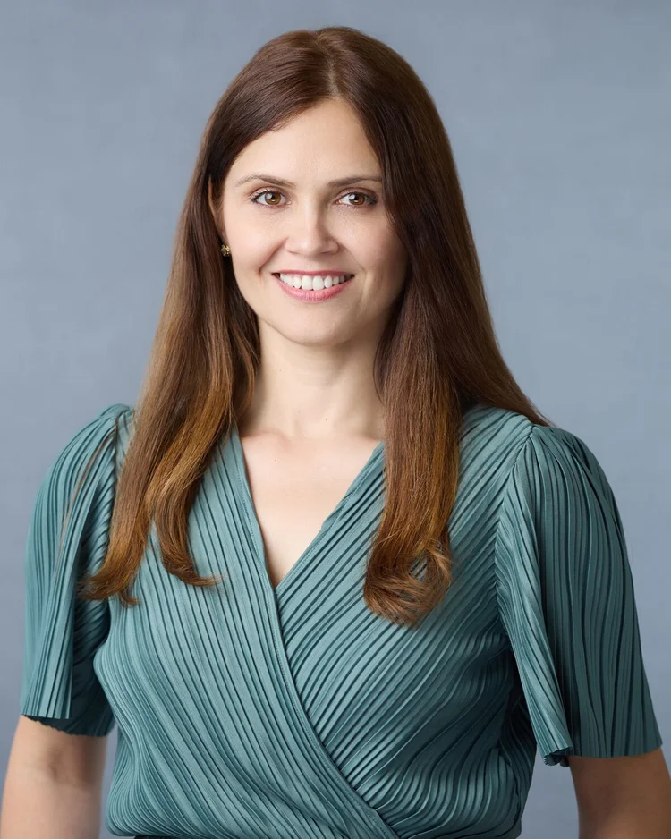 Corporate team headshot of a TÜV SÜD employee by Blue Sky's Studio