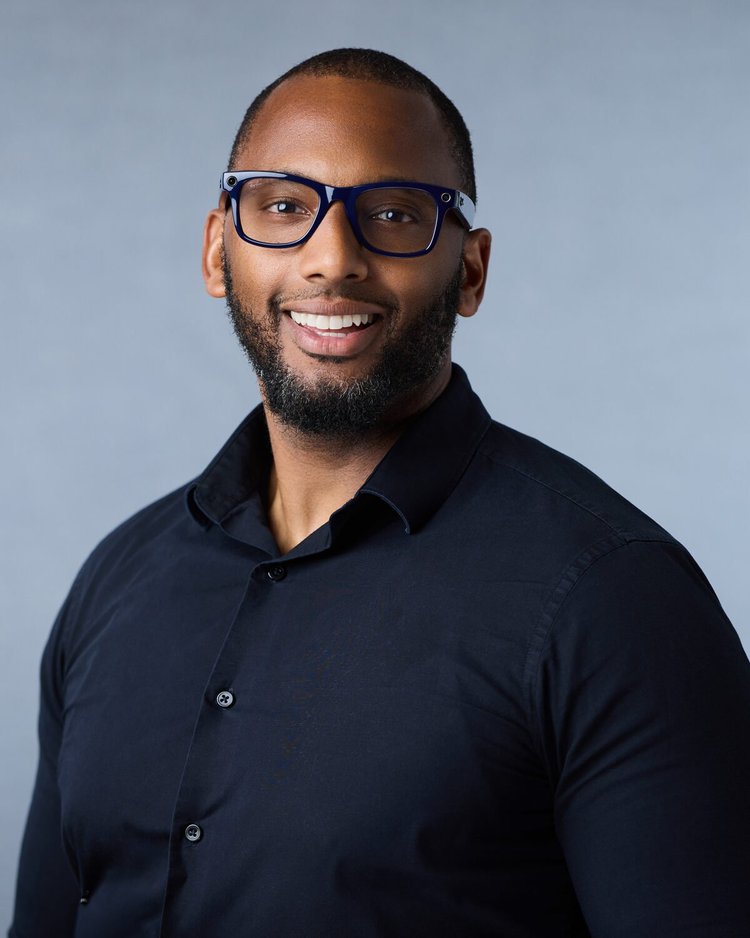 Corporate team headshot of a TÜV SÜD employee by Blue Sky's Studio