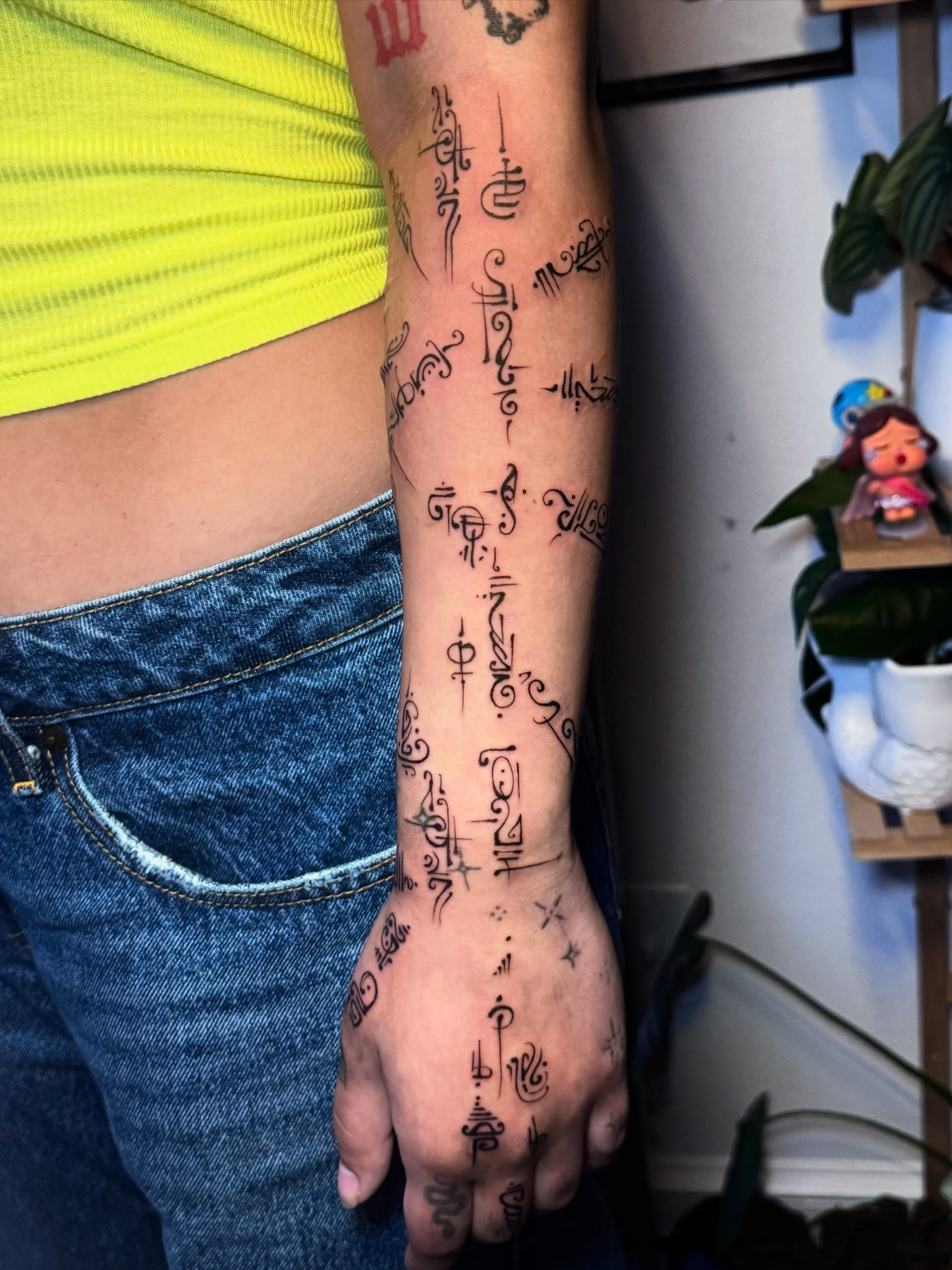 Meditative sigils placed freely on the forearm 🕊️

Thank you for the freedom on this one, your time and a good chat!! Its always a good time creating projects like this alongside my clients. Done at @xochi.stu 🌟 

Booking July-August 

#forearmtatt
