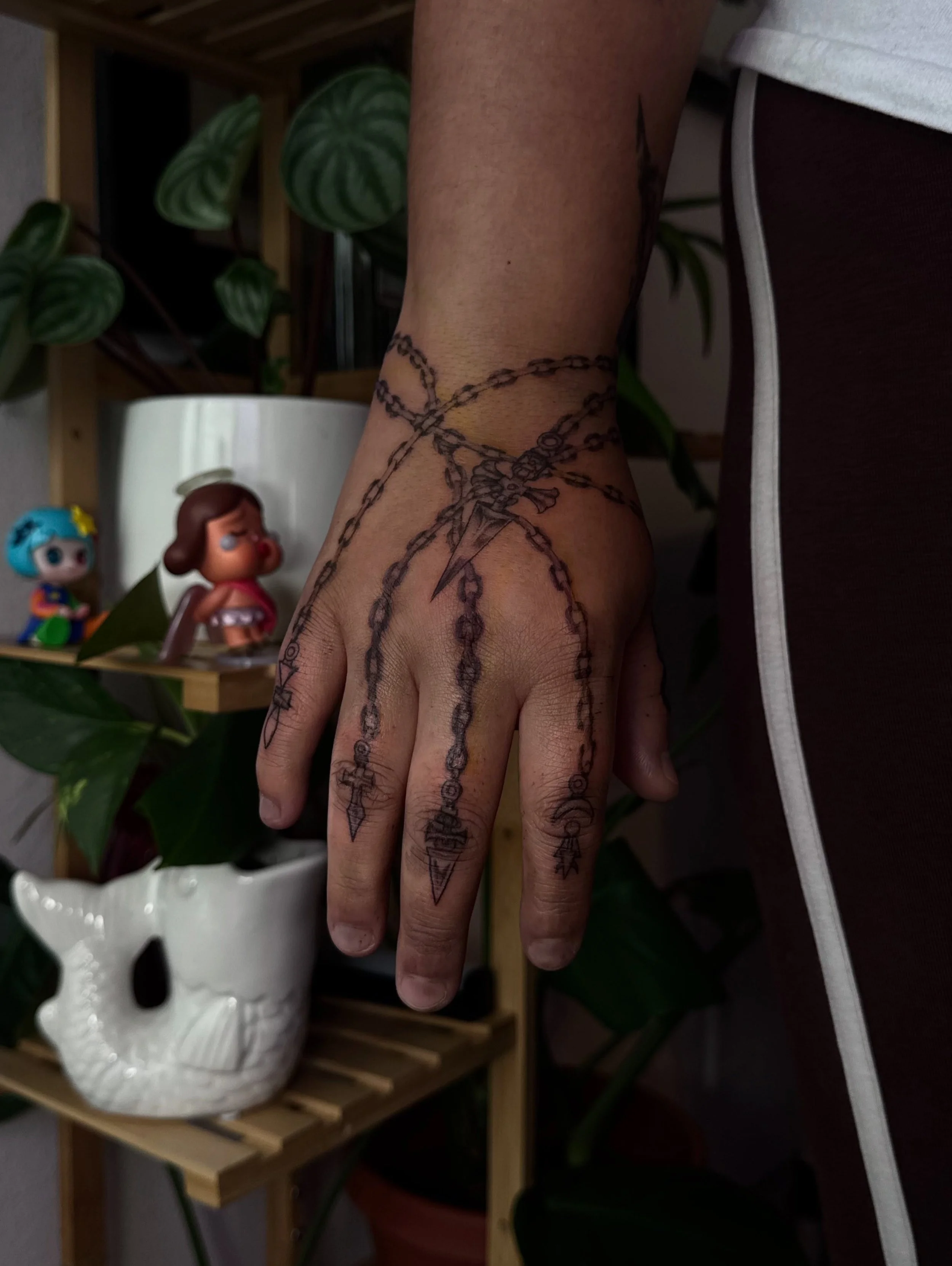 Custom chains hand piece ⛓️&zwj;💥⛓️ 

Thank you so much for this one. Done at @xochi.stu 🌟

Booking July-August 💥 Message me 

#tattoos #dallas #hxh