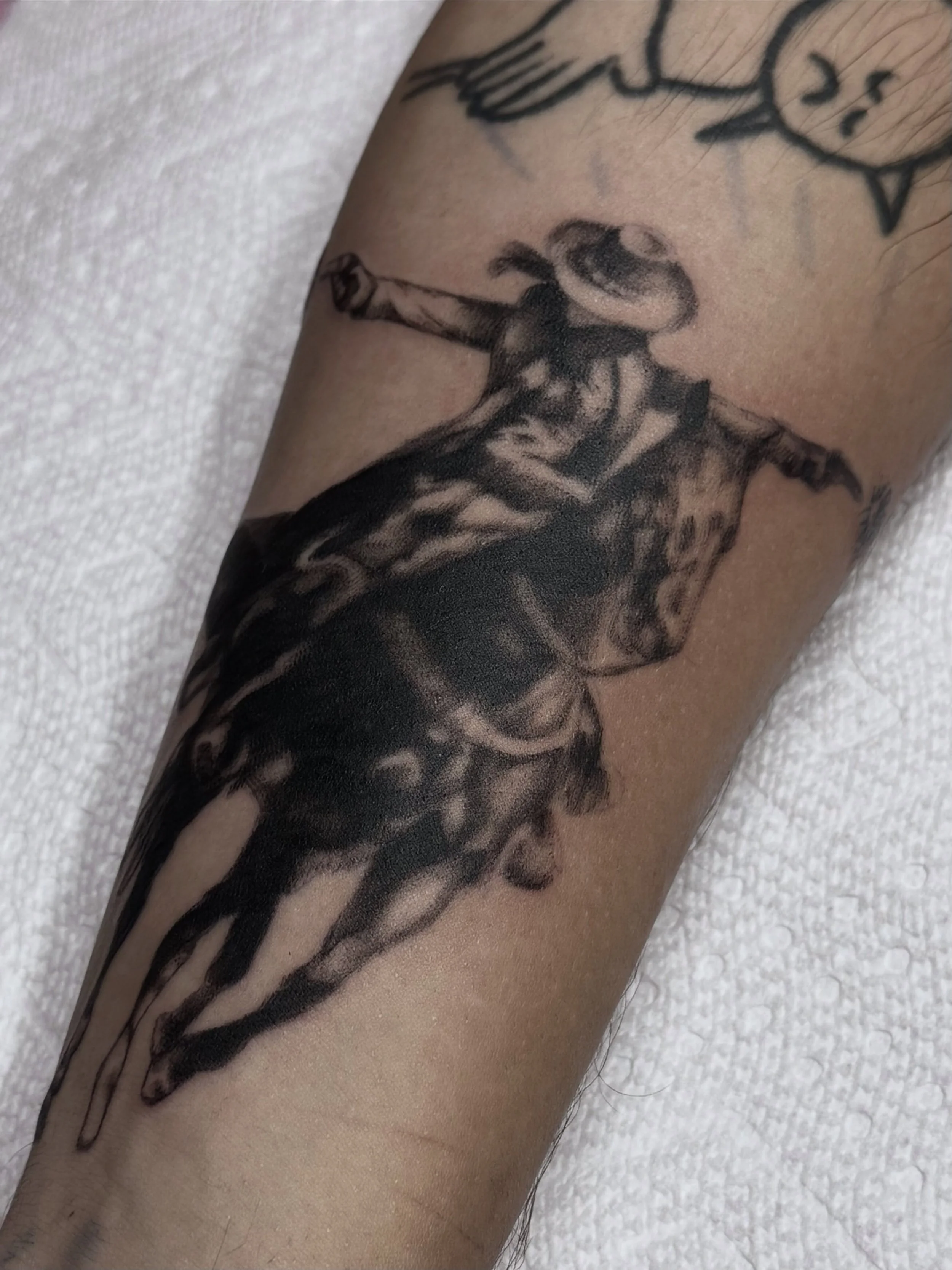 Cowgirl from my flash 🏇 yeeehaw!!

Thank you for this one, and huge shoutout to everyone that drives from far and aways to come see us🫡 its always a pleasure. Done at @xochi.stu 💫 

Booking August-September 💥💥💥

#tattoos #dallas #cowgirl
