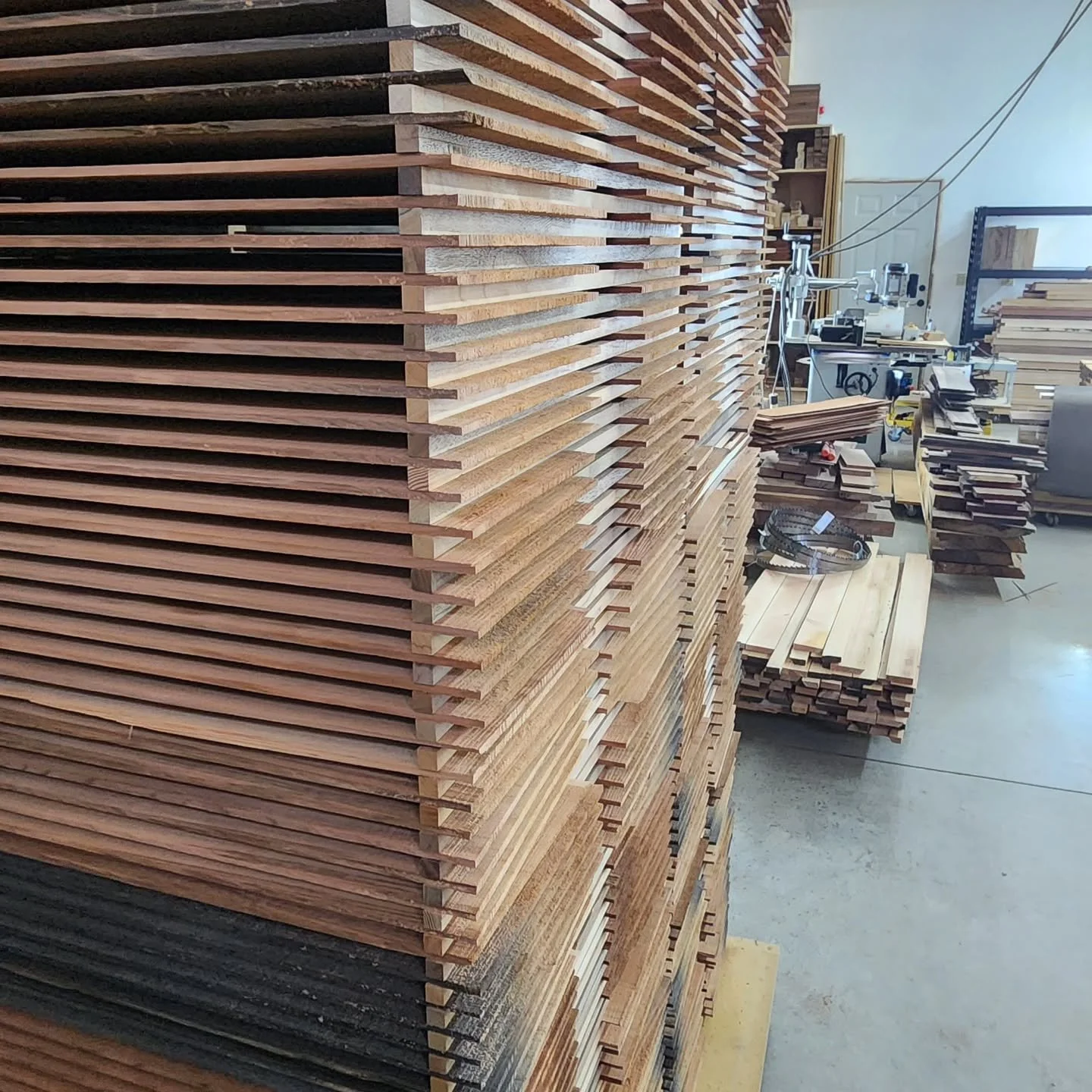 216 sinker redwood tops in the sticks. Should be dry when I return from this upcoming extended wood mission. Assuming I actually make it back....

#fiddlebackwoodshack 
#treemagic 
#iseewoodisawwood 
#themillingmofo 
#looknatwood