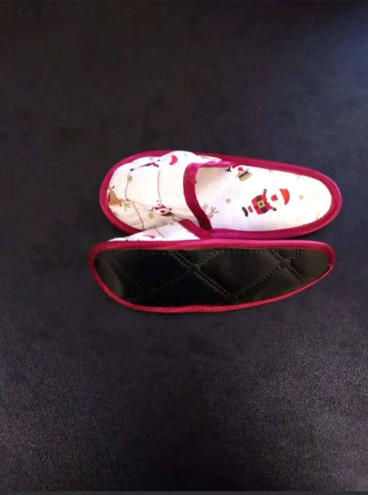 sole-showing-of-child white-Christmas slipper-image.jpg