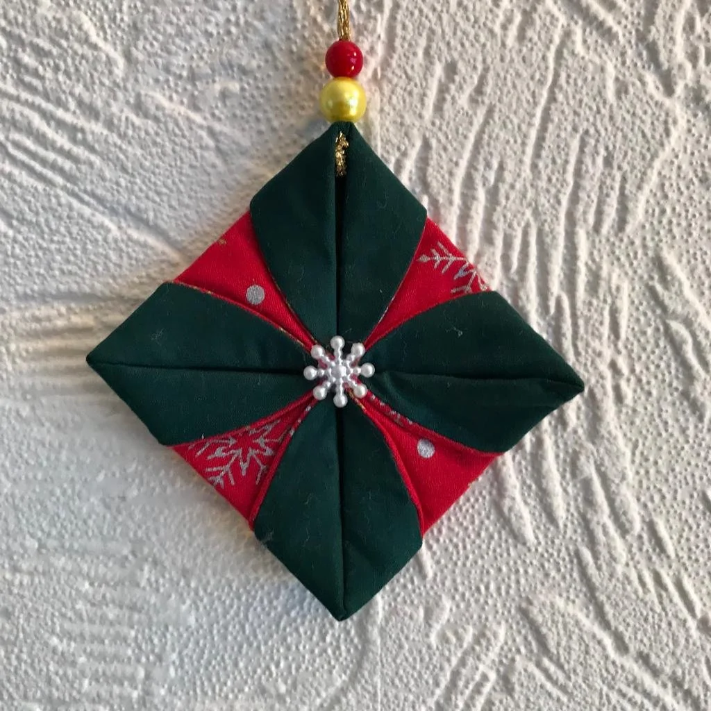 red-green-beaded-tree-decoration-wall-image.jpg