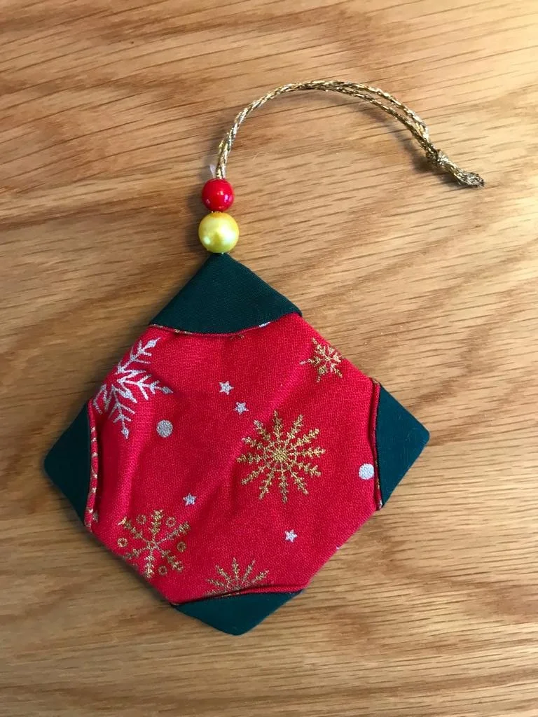 red-green-beaded-tree-decoration-back-image.jpg
