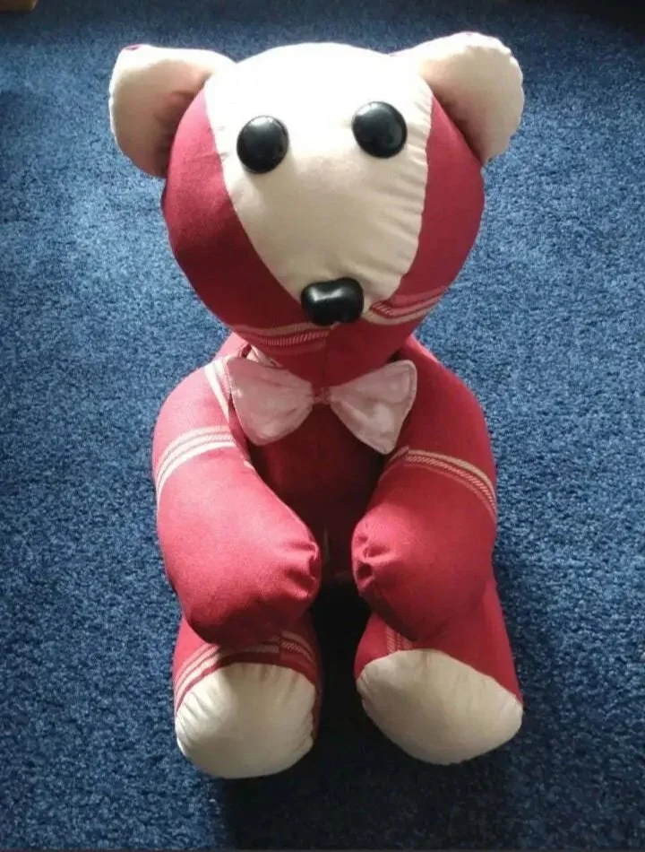 red-bear-sitting-alone-image.jpg