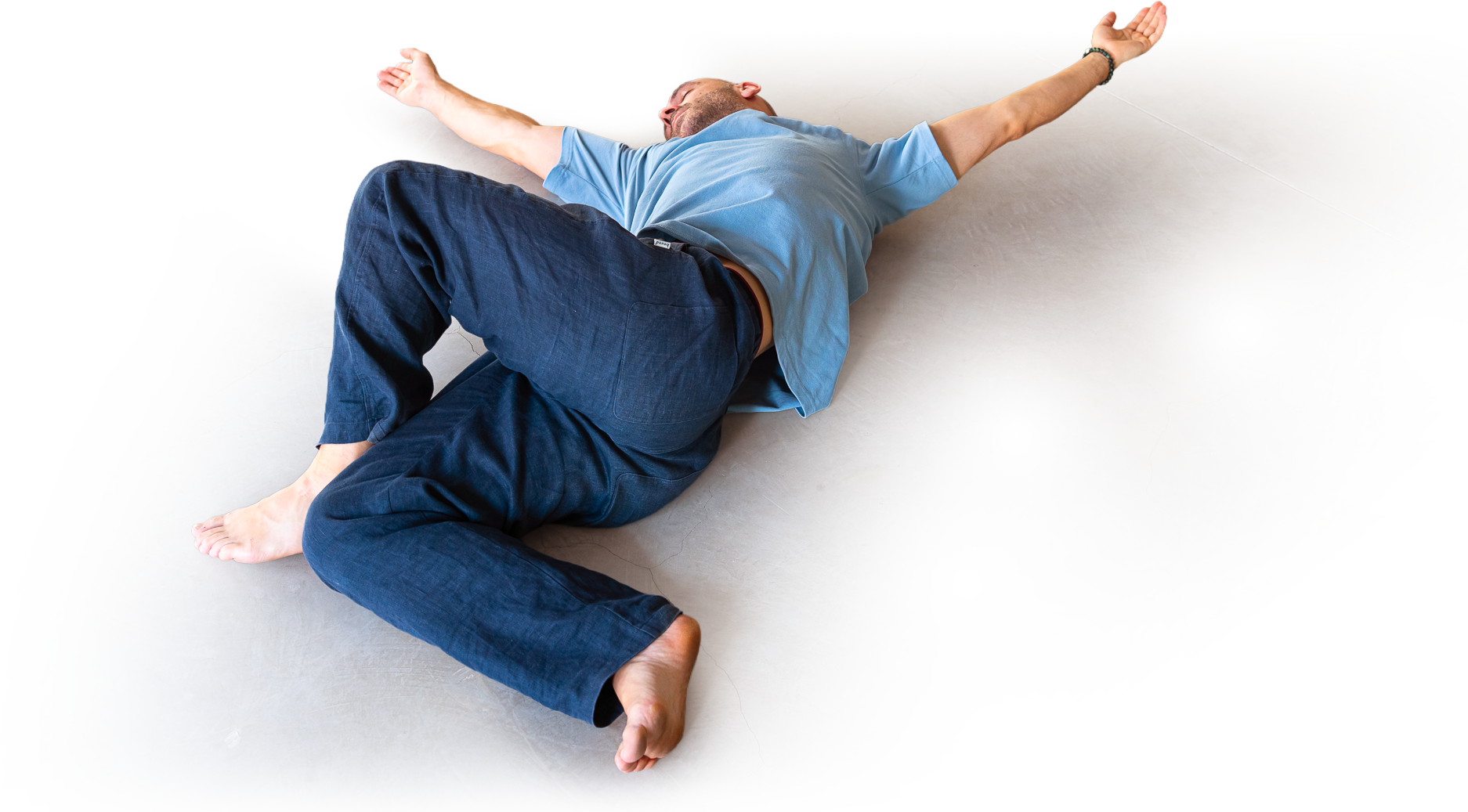 Homme allongé sur le sol, les bras et jambes écartés, MUNZ FLOOR.