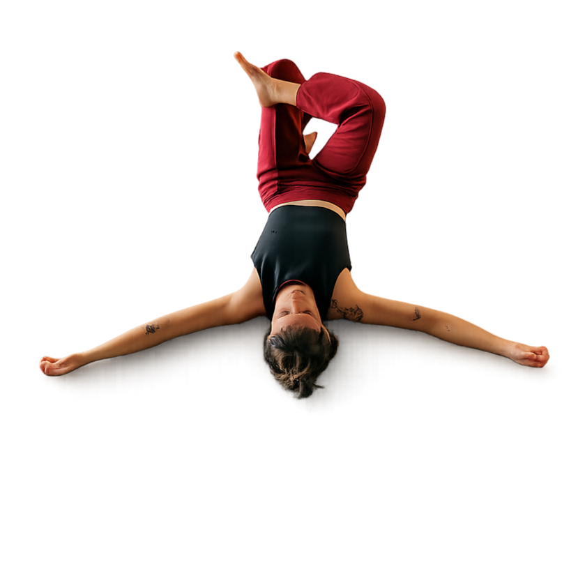 Une femme pratique le yoga, allongée sur le dos avec les bras étendus et une jambe relevée, habillée d'un haut noir et un pantalon rouge de sport.