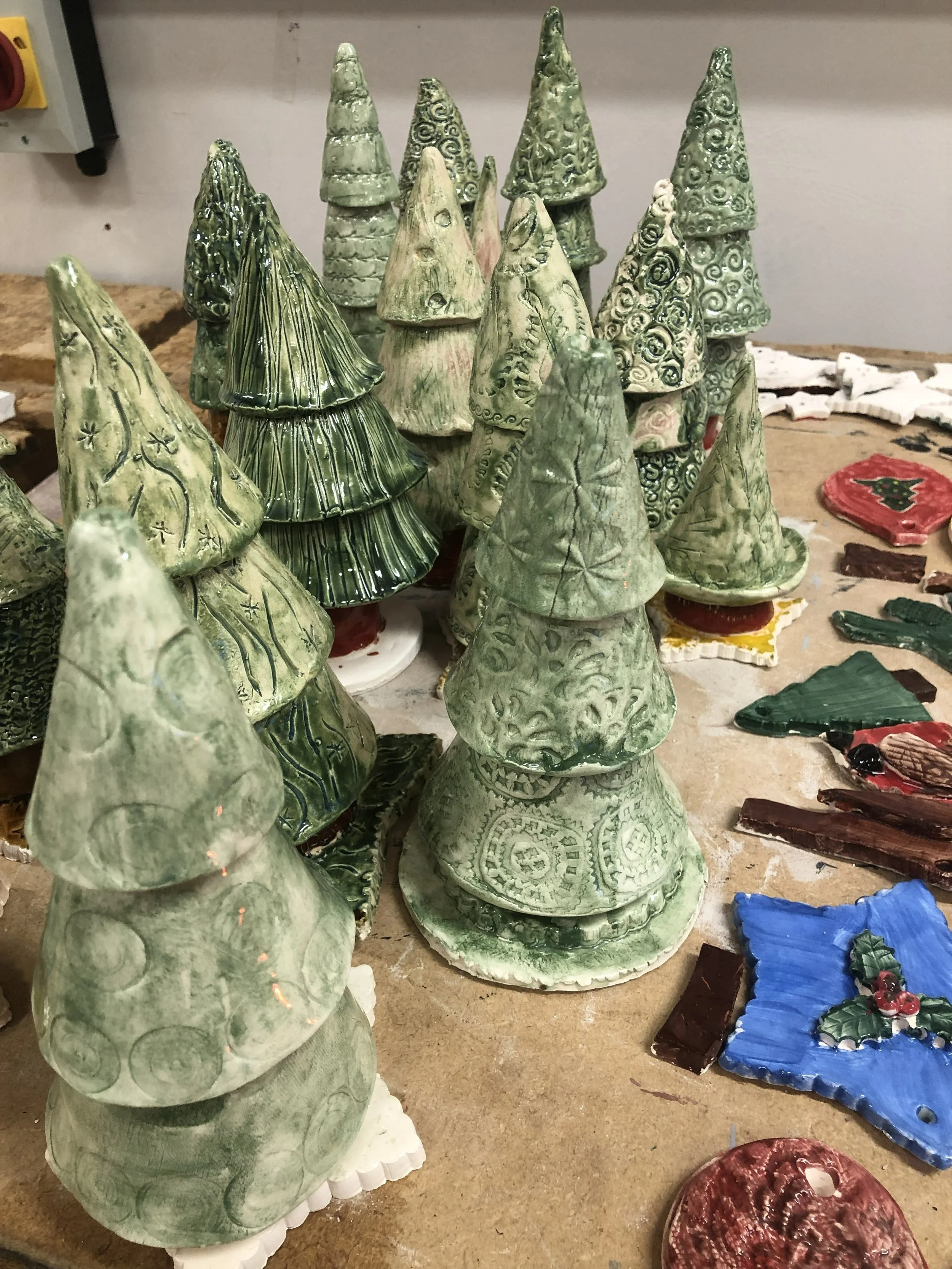 3d ceramic table top christmas trees with different surface patterns in green and white