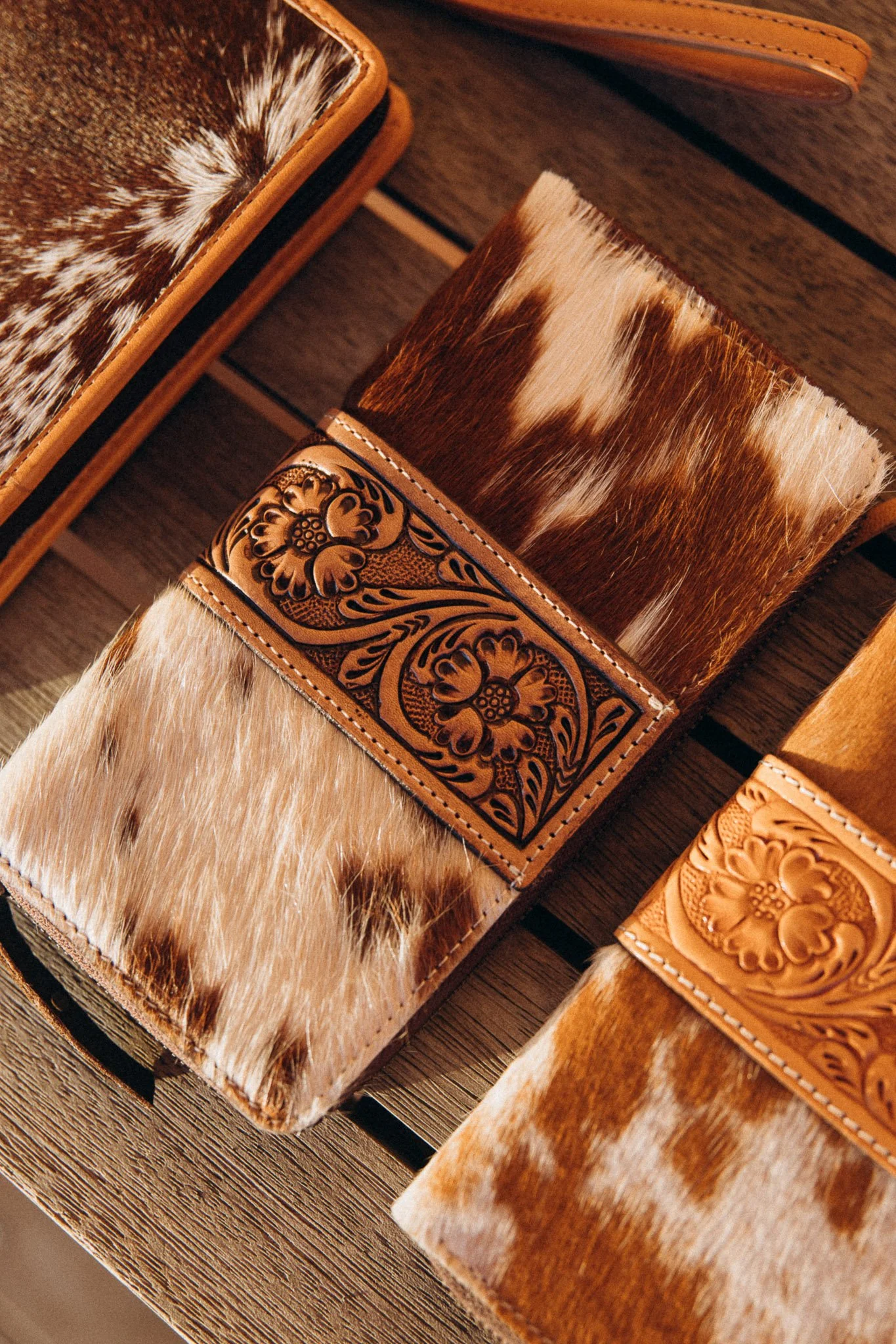 handmade-leather-wallet-dark-brown-closeup-13.jpg