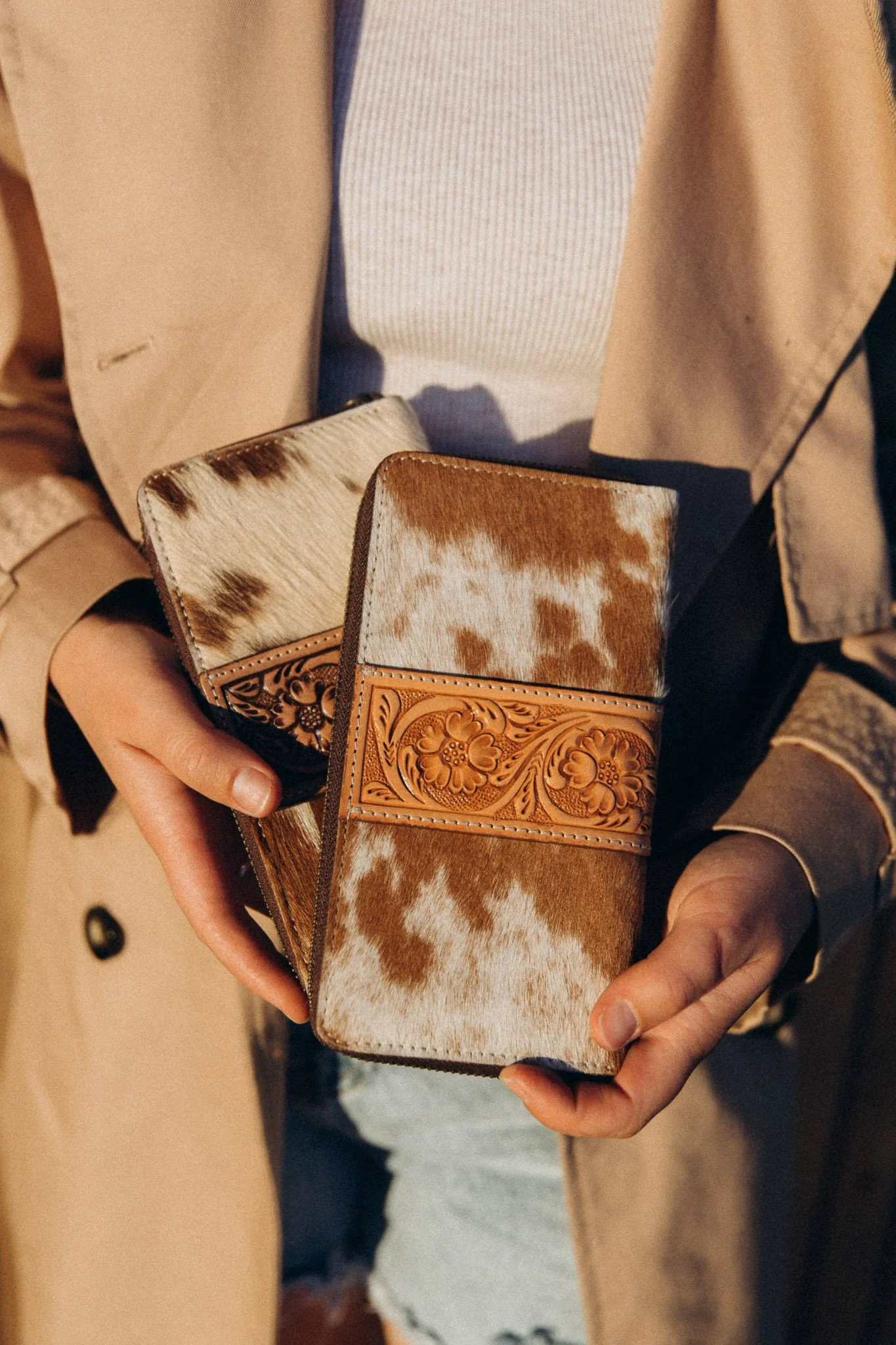 handmade-leather-wallet-dark-brown-closeup-14.jpg
