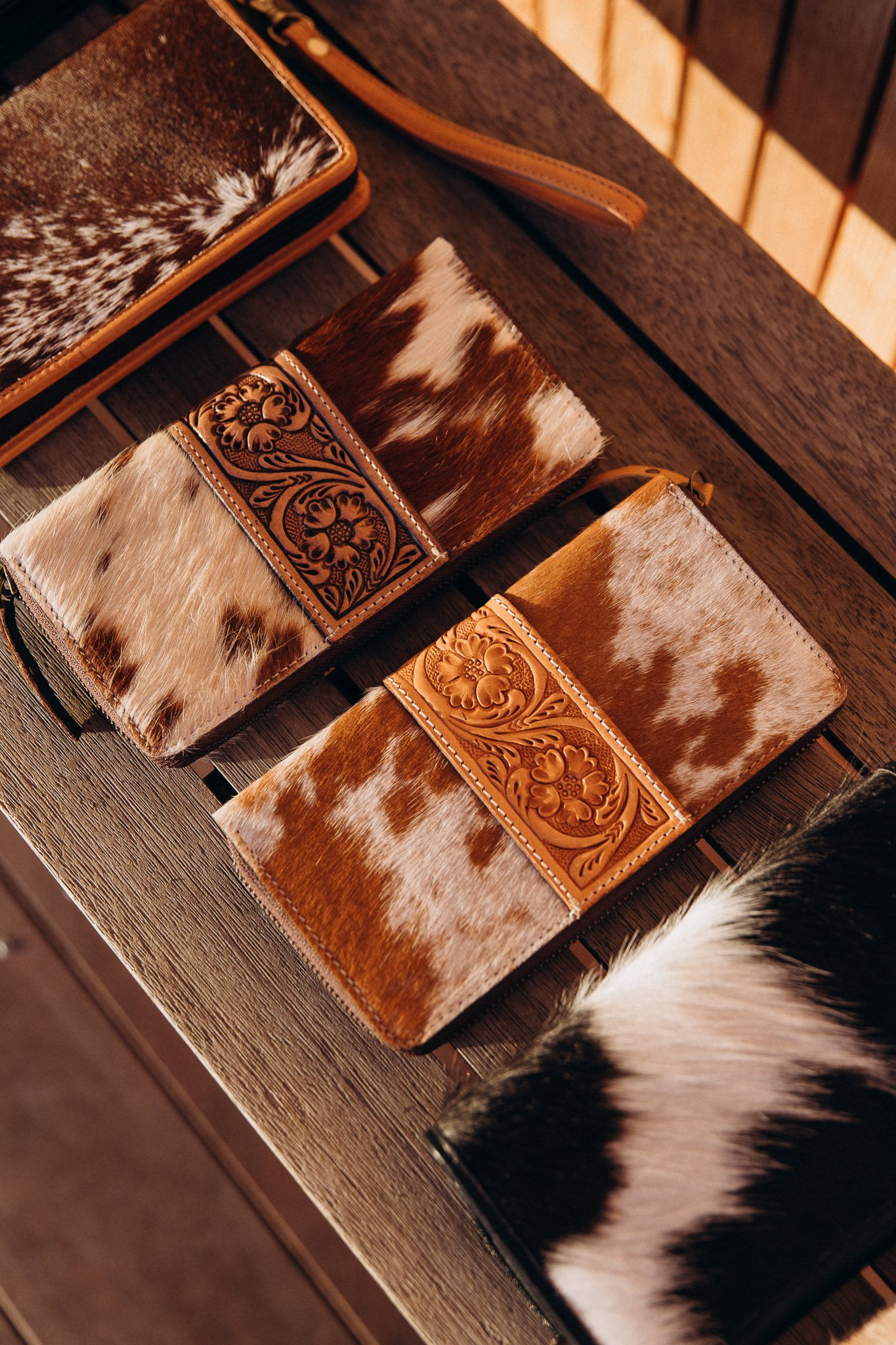 handmade-leather-wallet-dark-brown-closeup-11.jpg