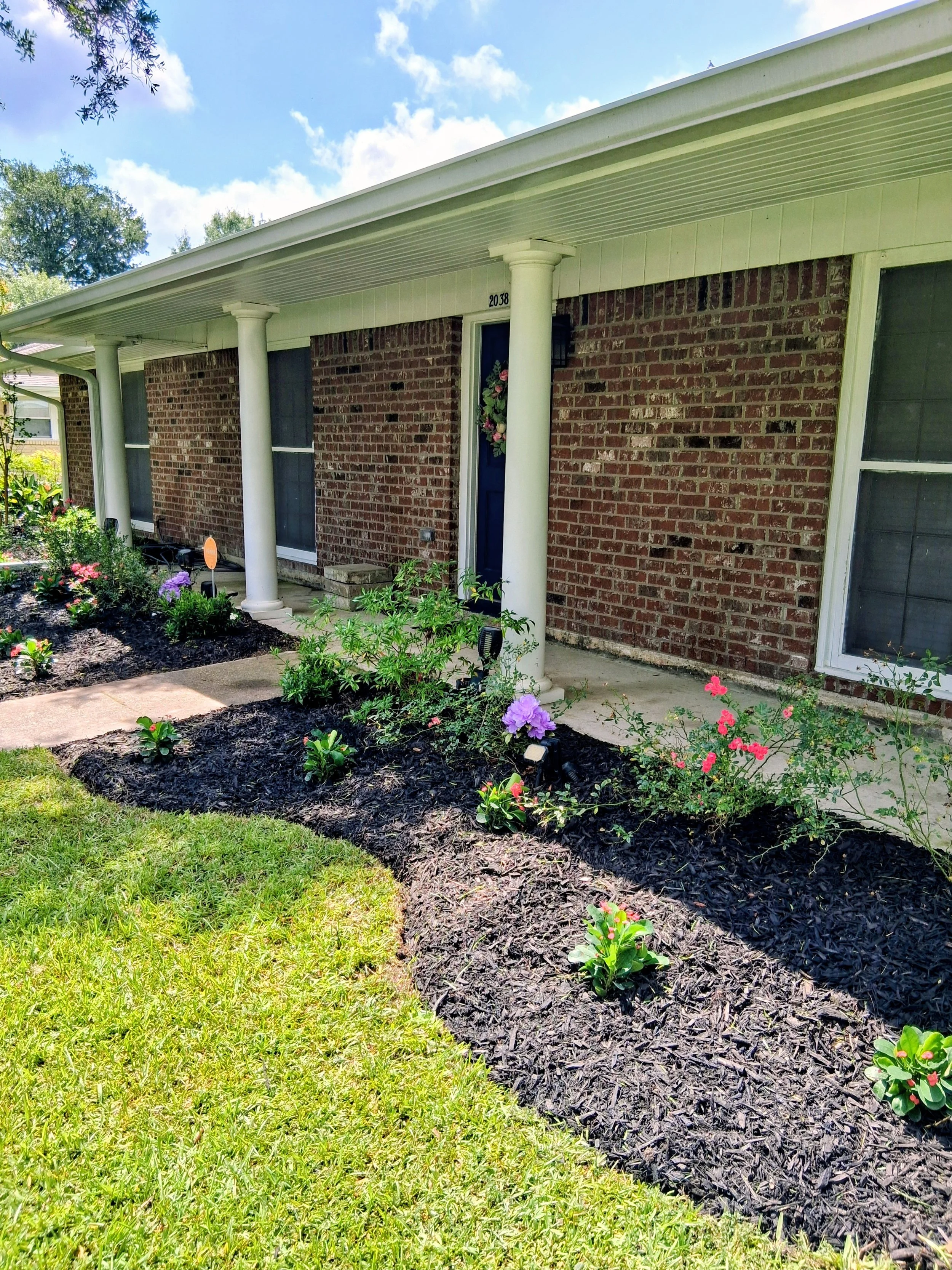 Flower Bed Shaped Up/ Mulch Install