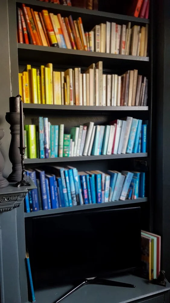 How to organize a bookshelf (by color, genre, or mood — pros &amp; cons)
