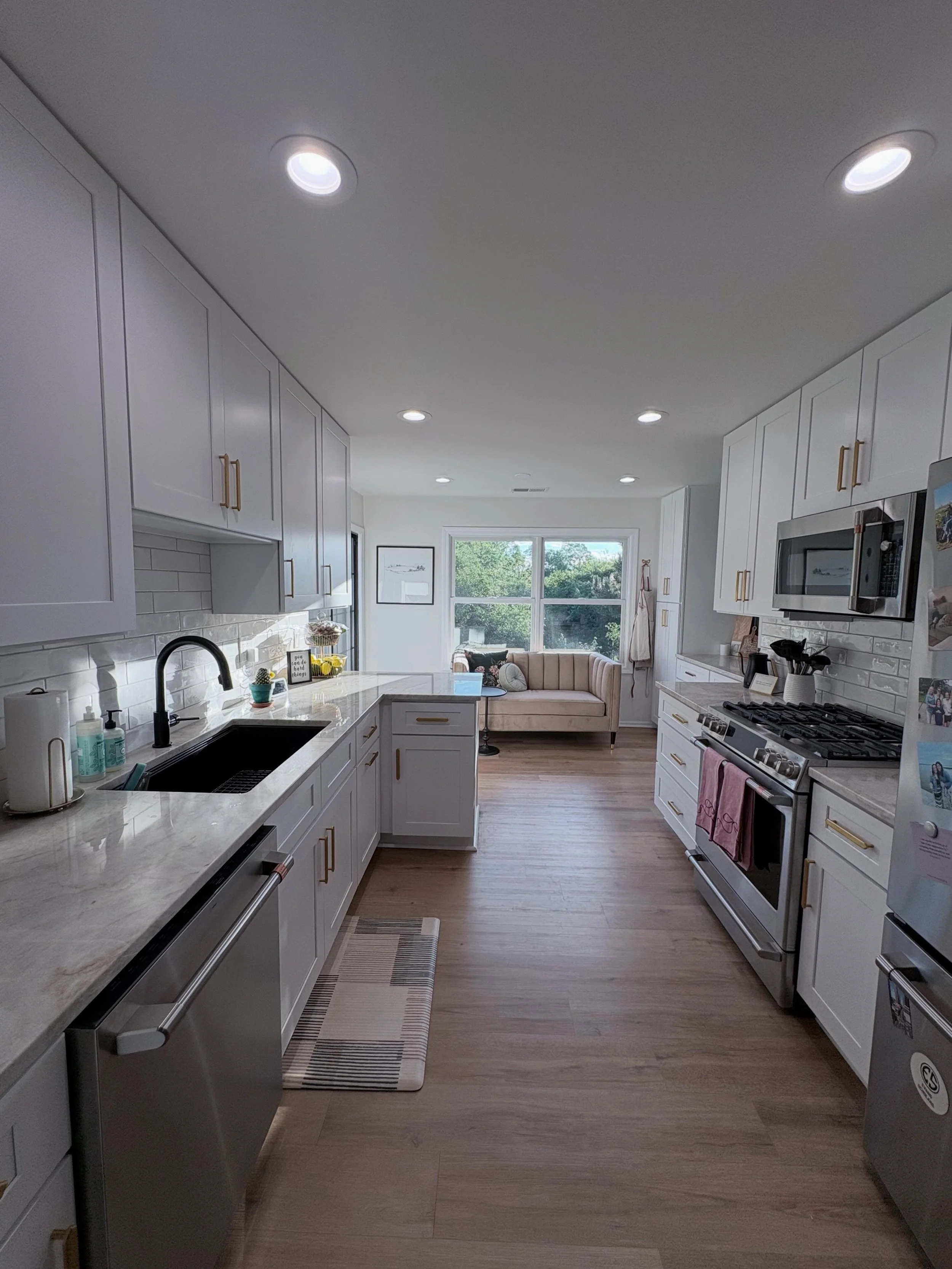 5️⃣ unconventional things I did in my kitchen that I would definitely do again&hellip; ➡️ swipe to see

1️⃣ I added a couch instead of a breakfast nook. I don&rsquo;t need somewhere to eat in here. I have a dining room table. This couch is cozy and i