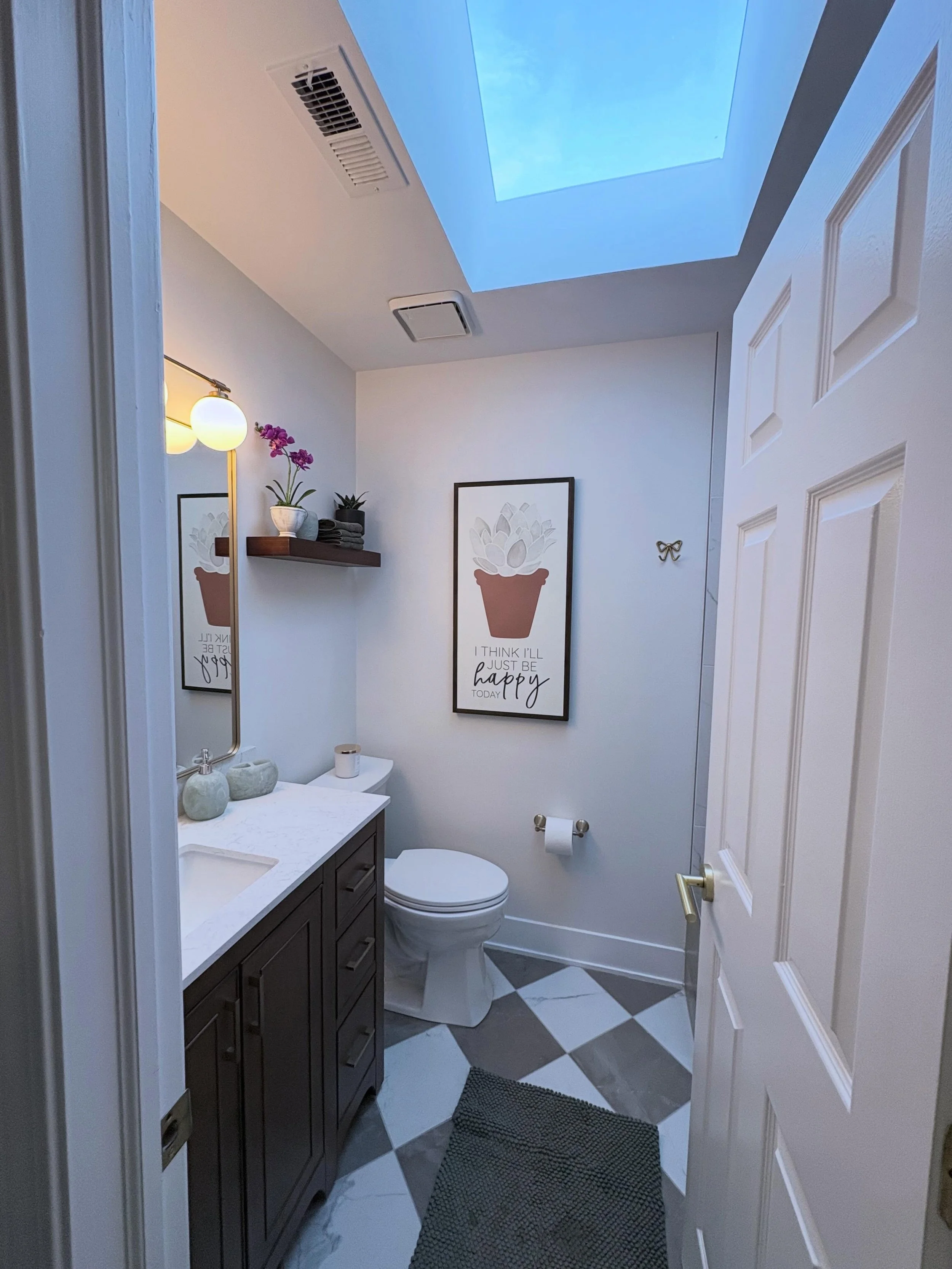 A little styling goes a long way. 💕(Swipe to see the before!) 
Even with the gorgeous checkered floors, this bathroom  felt unfinished with bare walls. By pulling in warm, natural tones that are already in the space and adding some touches of deep g