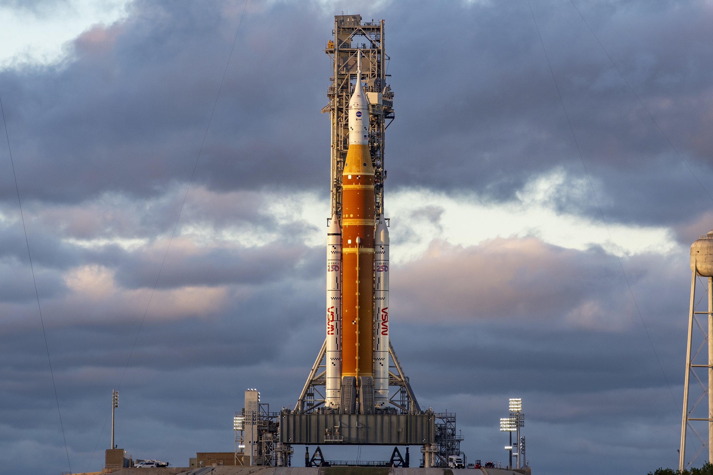 Manned Artemis space mission returns to earth
