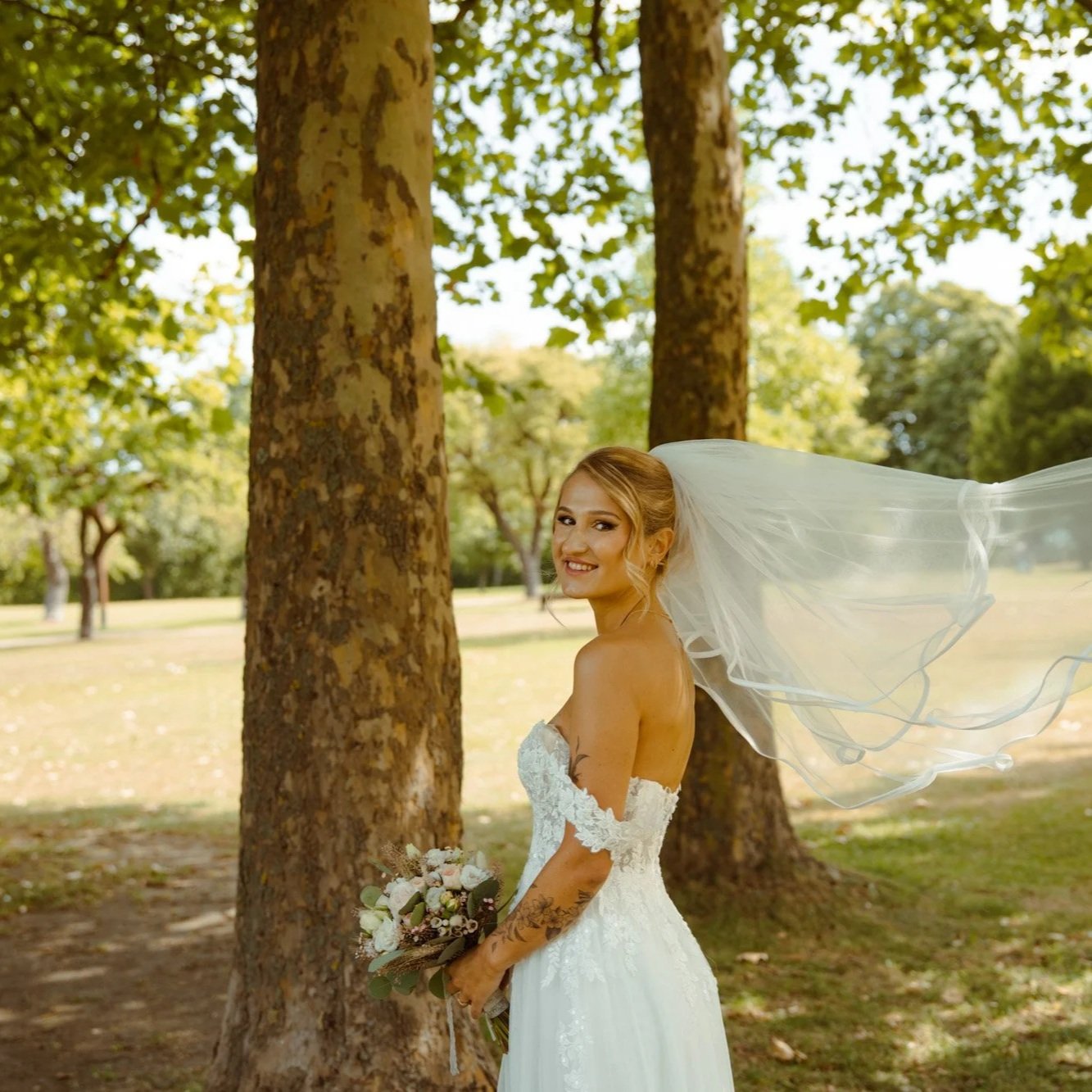 Braut mit langem Schleier bei einer standesamtlichen Hochzeit in Lauenburg.
