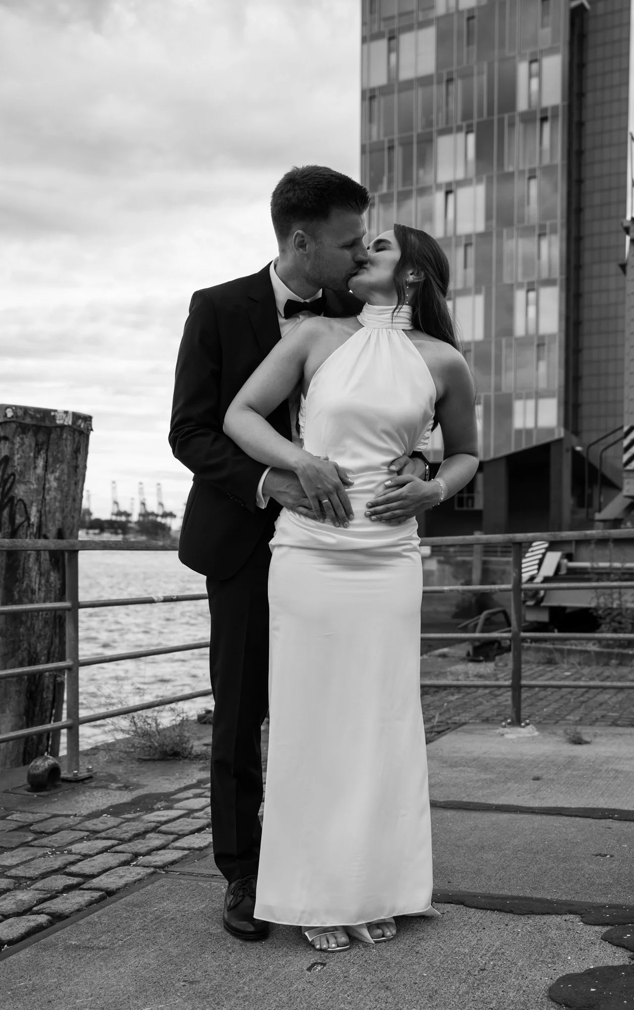 Brautpaar bei einer urbanen Hochzeit, Schwarzweiß.