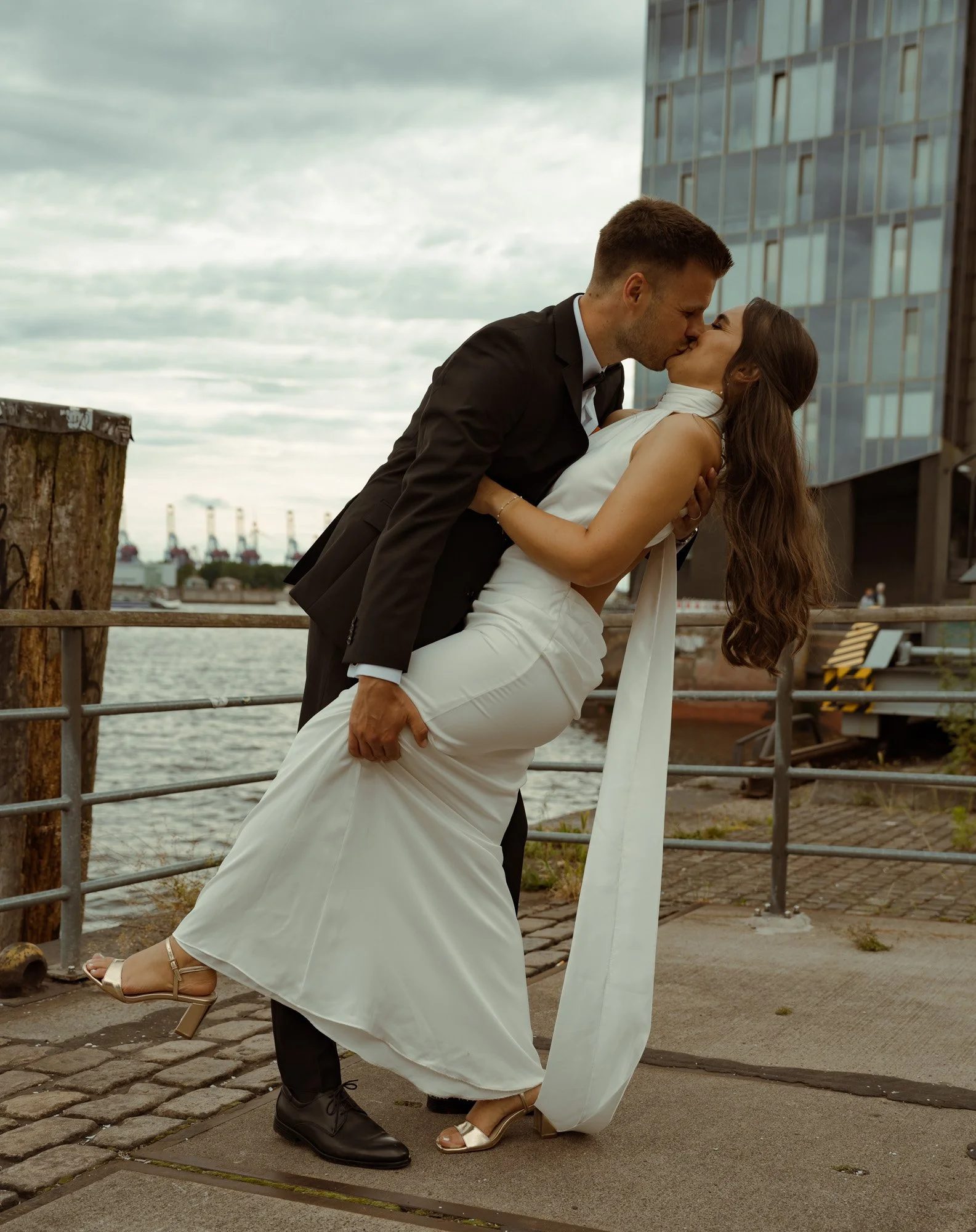 Brautpaar küsst sich bei einem urbanen Hochzeitsshooting.