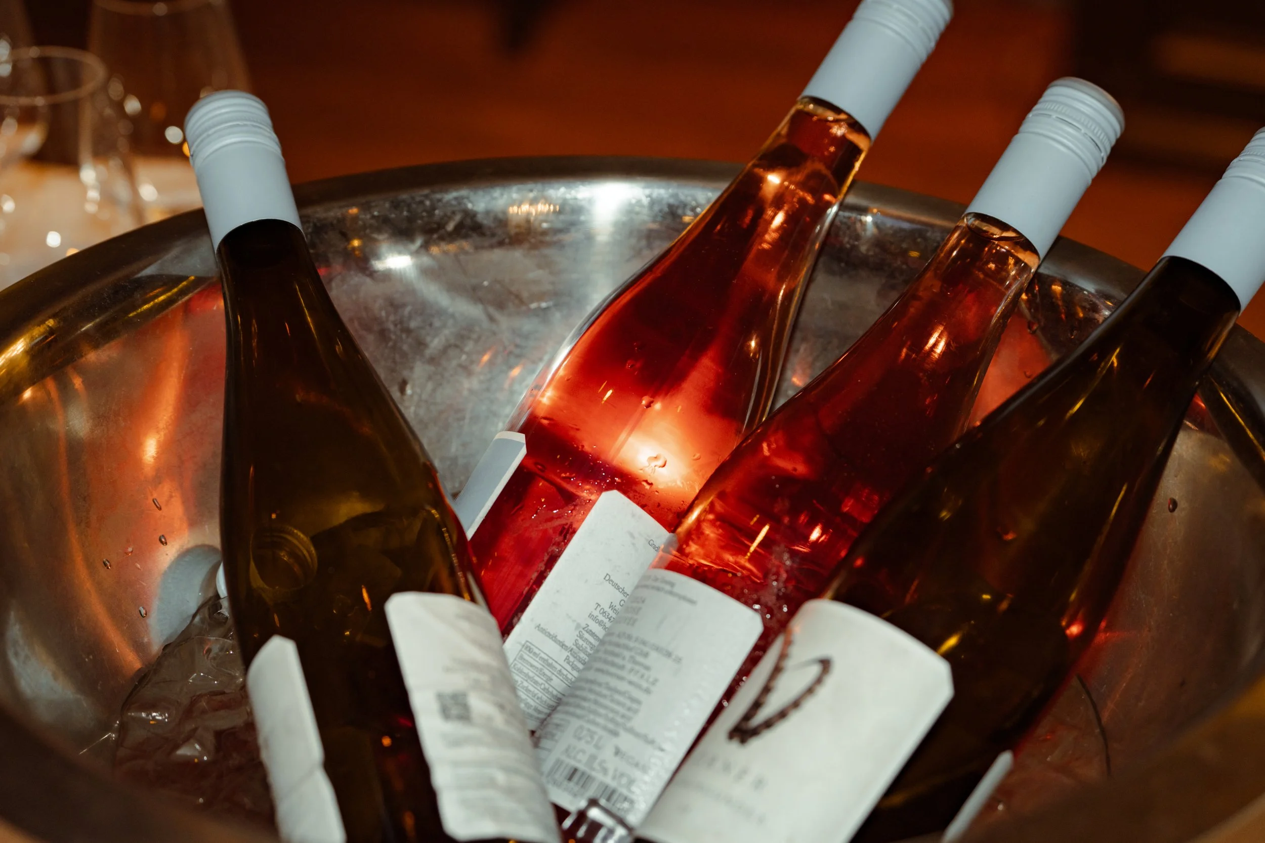 Roséflaschen als Detail der Hochzeitsfeier.