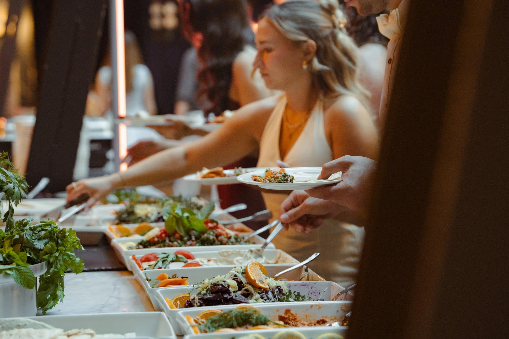 Braut am Buffet während einer Hochzeitsfeier