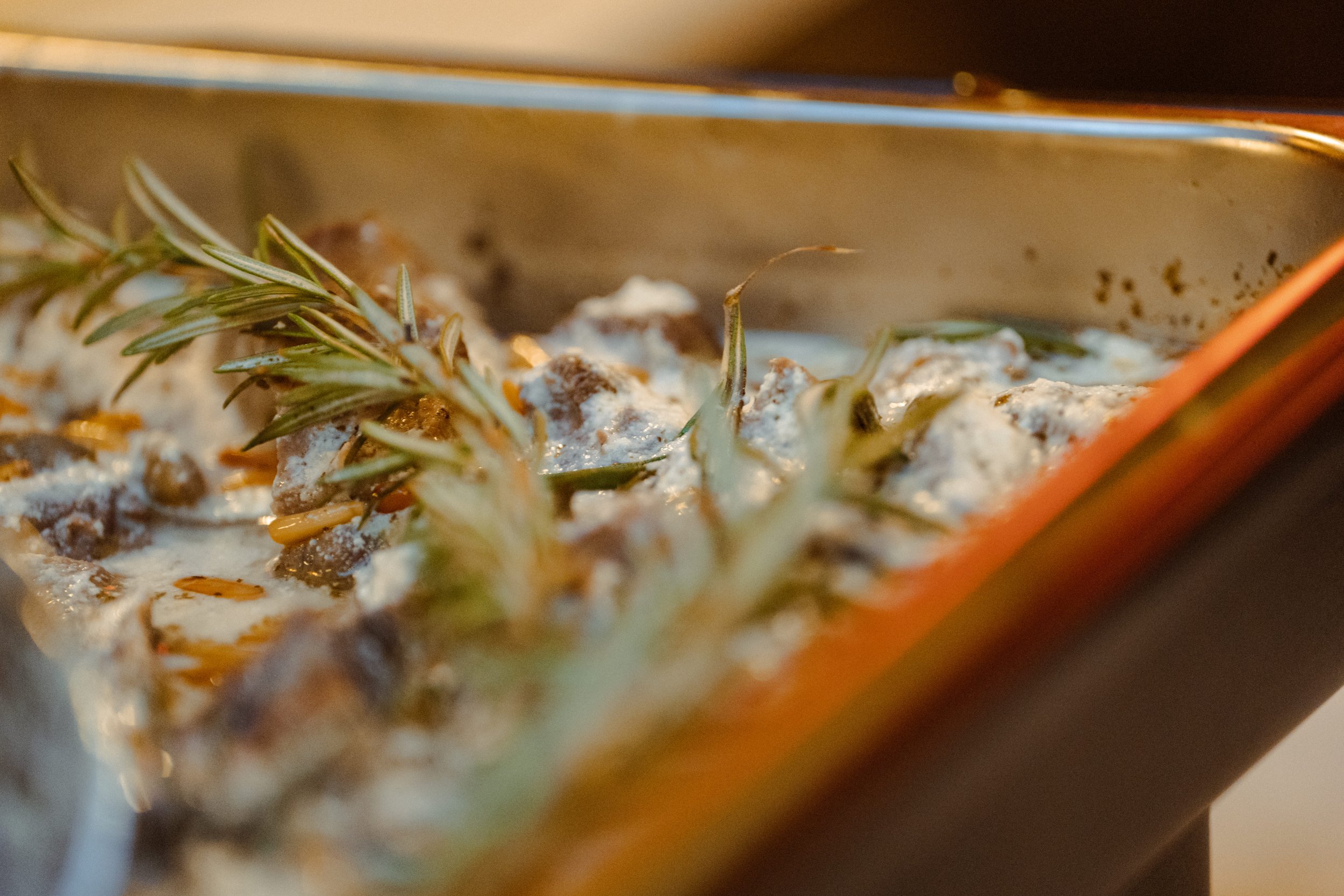 Ein Braten im Ofen mit Kräutern und Gewürzen