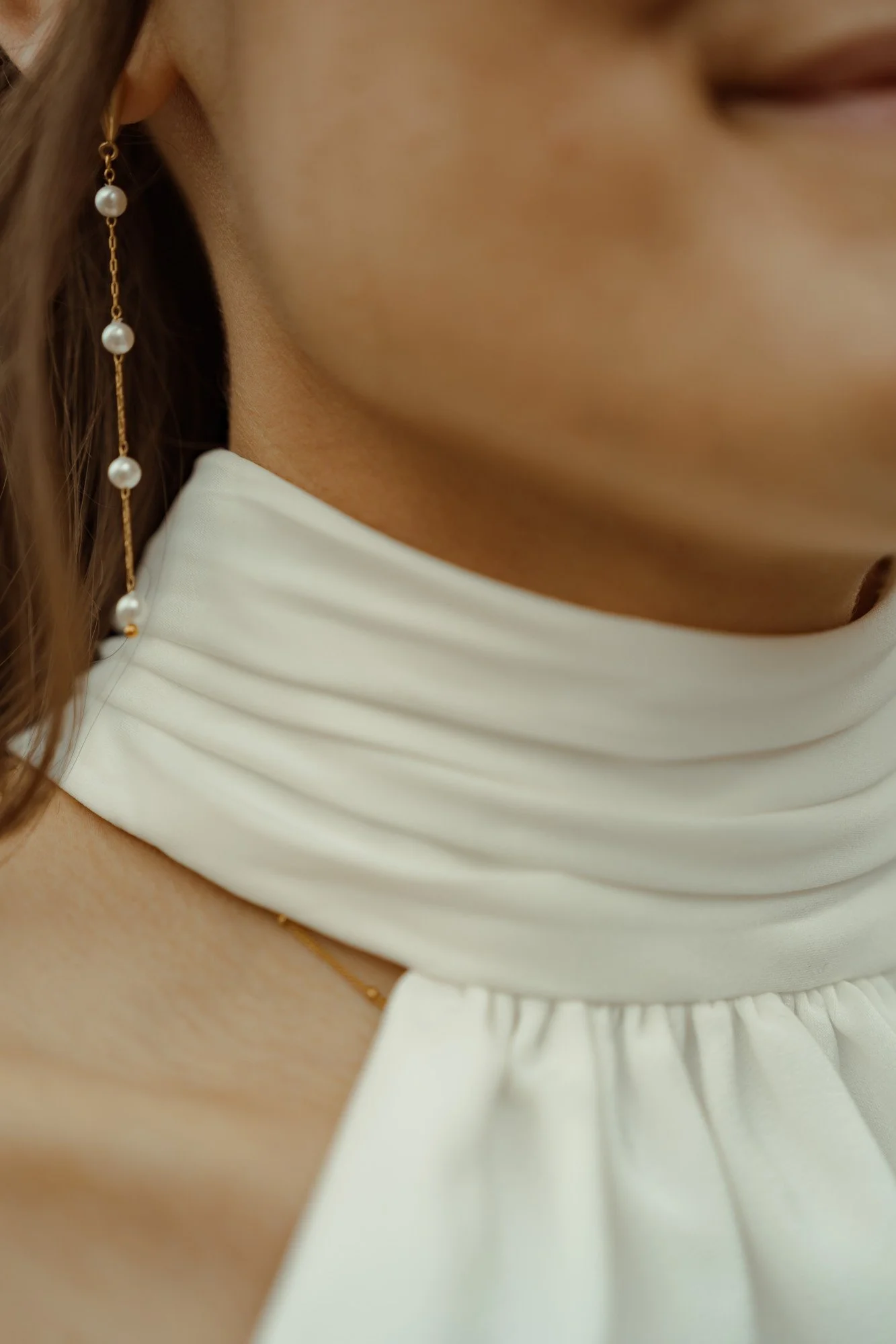 Detail des Brautkleids mit feiner Stoffstruktur.