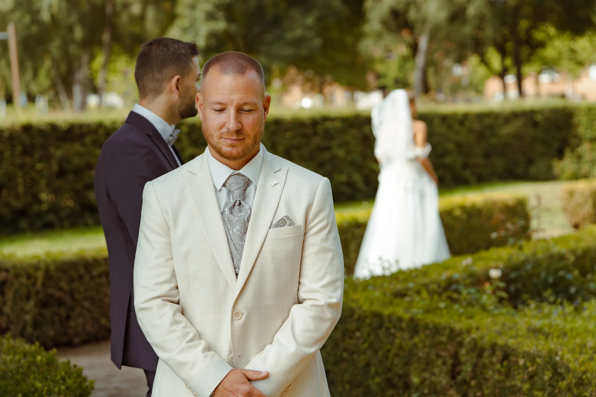Bräutigam beim emotionalen First Look am Hochzeitstag.