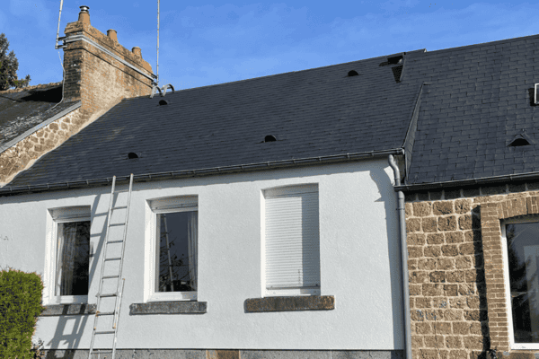 Toiture neuve en ardoises par DLM Services (Lorenzo Delorme) et façade propre d'une maison d'habitation à Evron, Mayenne
