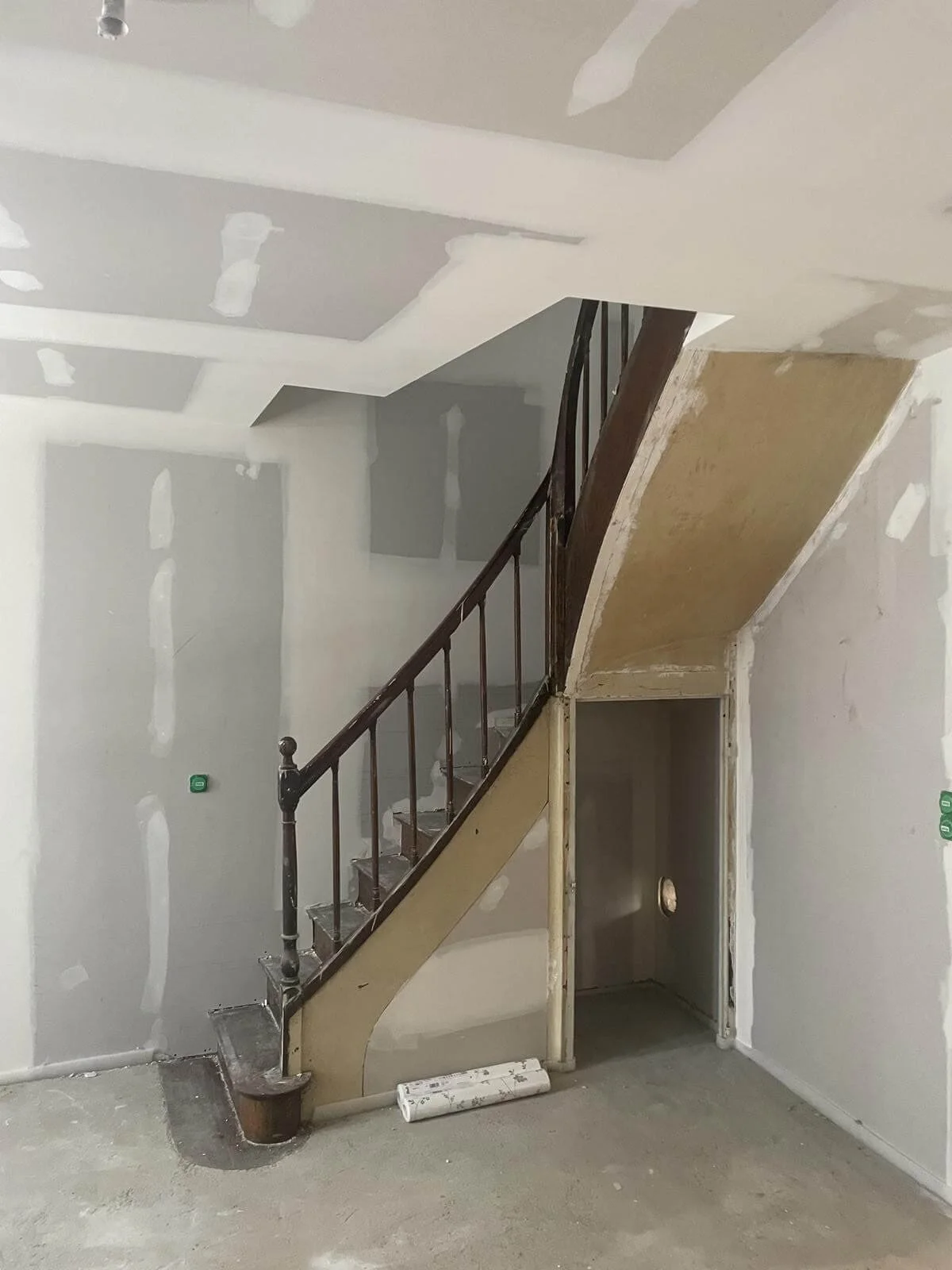 Pièce et escalier à rénover avant travaux de peinture - chantier DLM Services Lorenzo Delorme à Craon, Mayenne