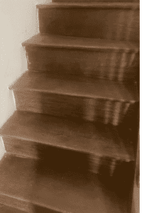 Escalier en bois très abîmé avant restauration - décapage et ponçage par DLM Services Lorenzo Delorme en Mayenne (53)