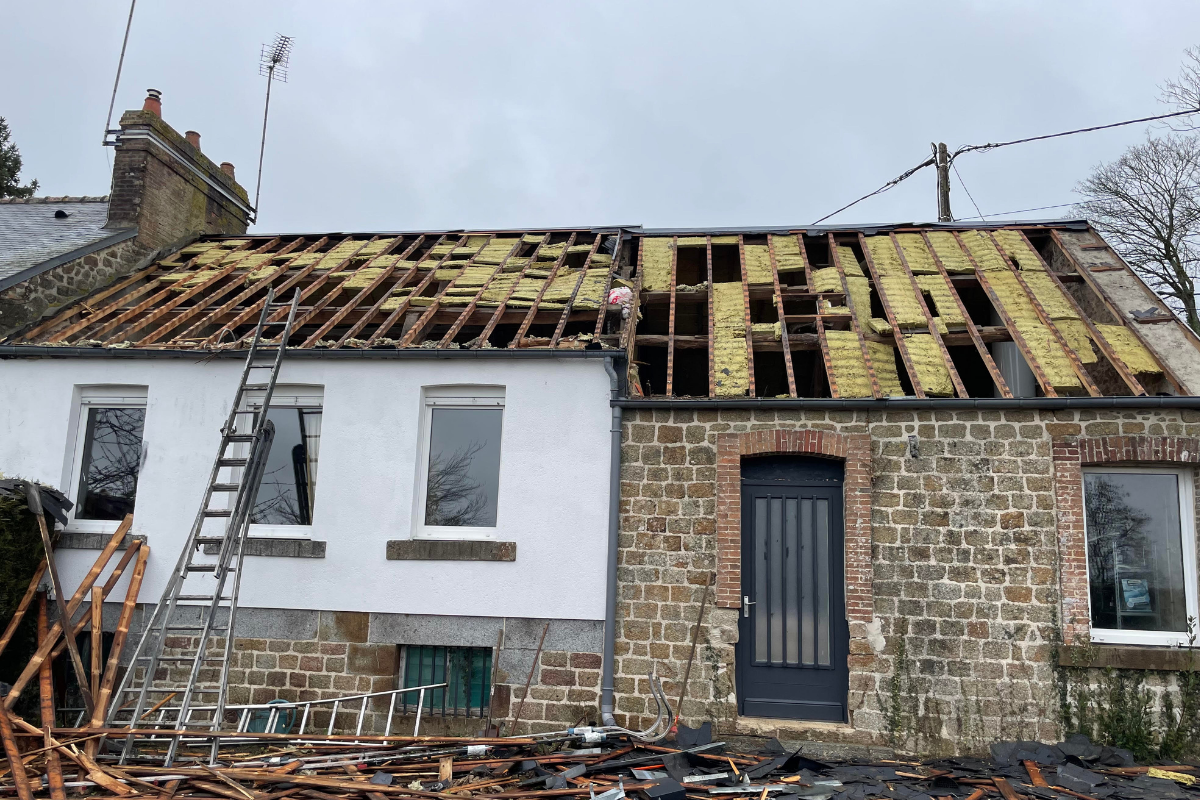 Toiture restaurée par Lorenzo Delorme (DLM Services) à Evron, Mayenne