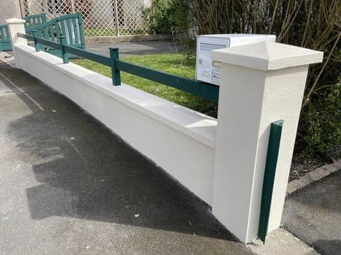 Murette et clôture rénovées avec peinture fraîche (ravalement de murette) et muret propre, Château-Gontier-sur-Mayenne, DLM Services, 53 Mayenne.