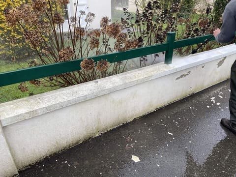 Nettoyage haute pression d'une murette en béton encrassée et d'une clôture en fer par DLM Services, Château-Gontier-sur-Mayenne, 53 Mayenne