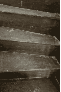 Escalier en bois très abîmé avant restauration - décapage et ponçage par DLM Services Lorenzo Delorme en Mayenne (53)