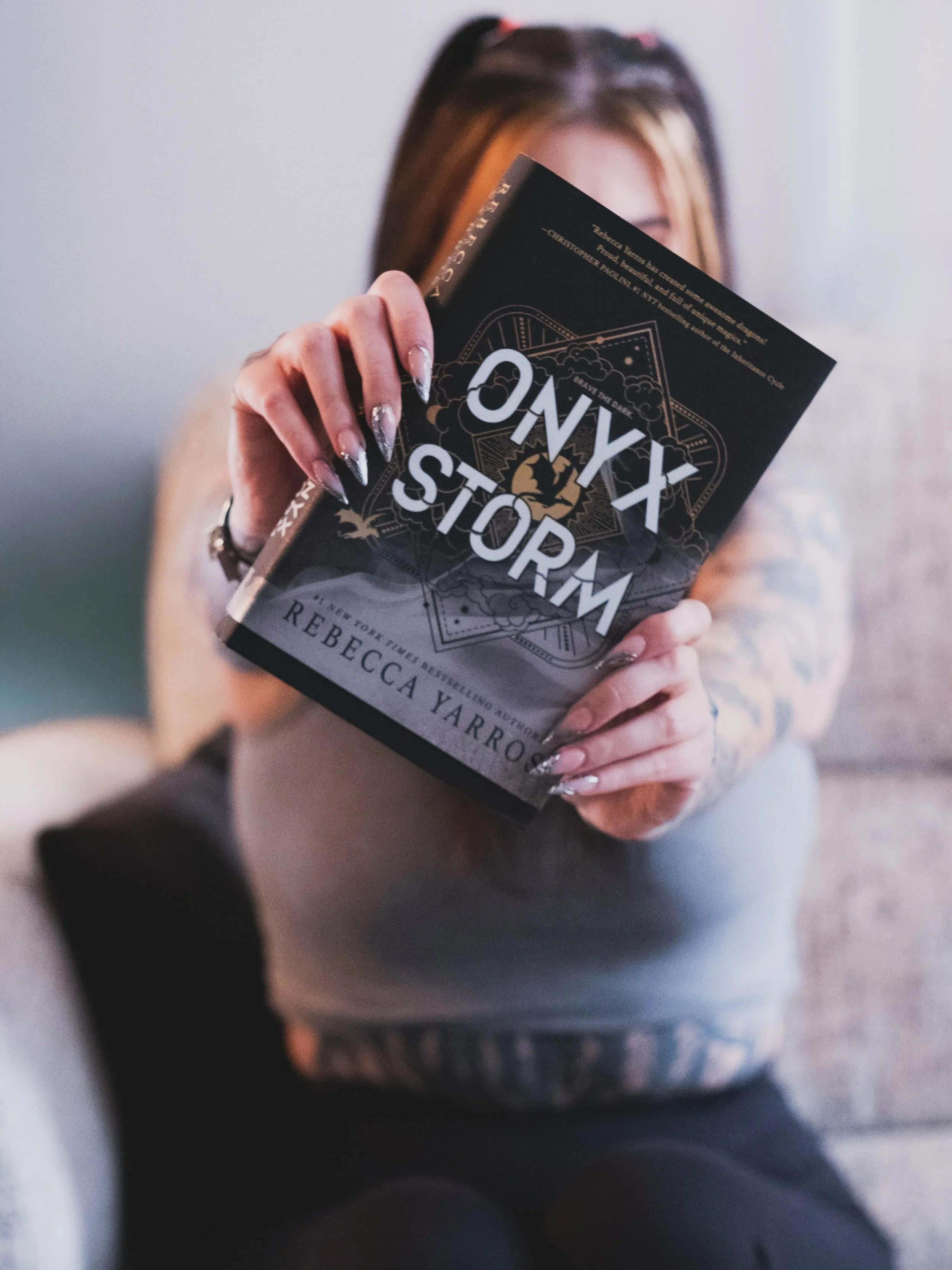 The calm before the Threshing&hellip; 👀🐉

One more sleep until Threshing Day drops, and safe to say we are NOT emotionally prepared. Until tomorrow, you can find us rereading Onyx Storm and obsessing over every dragon-filled detail. 🖤⚔️

Who else 