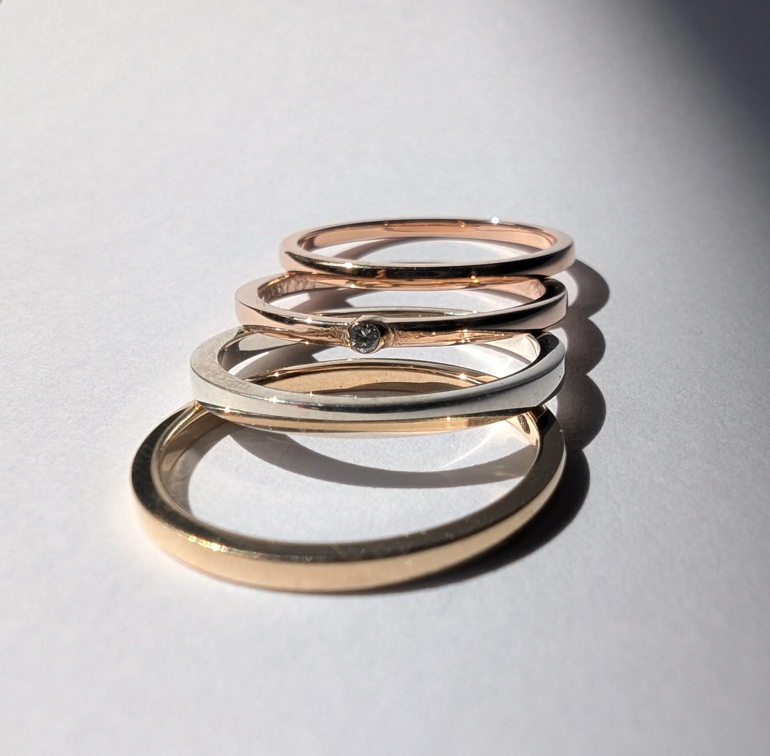 Vier smalle ringen in geel goud (18kt), rosé goud (14 kt) en zilver (925), met en zonder diamant.