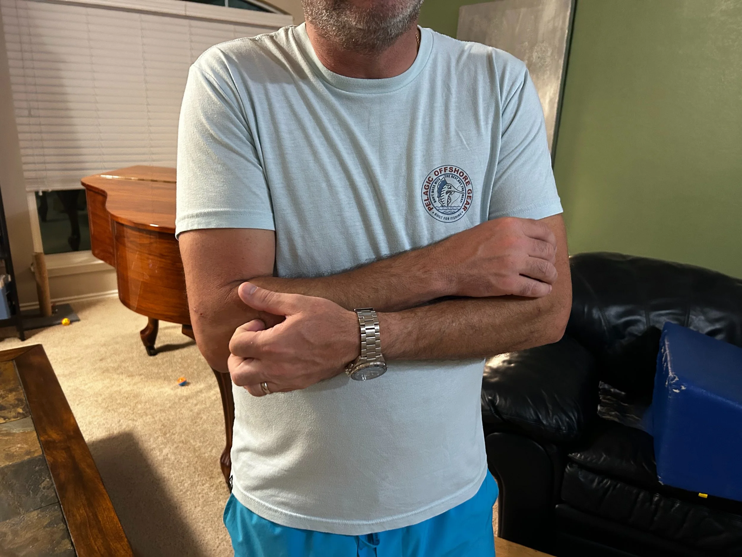 A person experiencing the proud elbow effect.