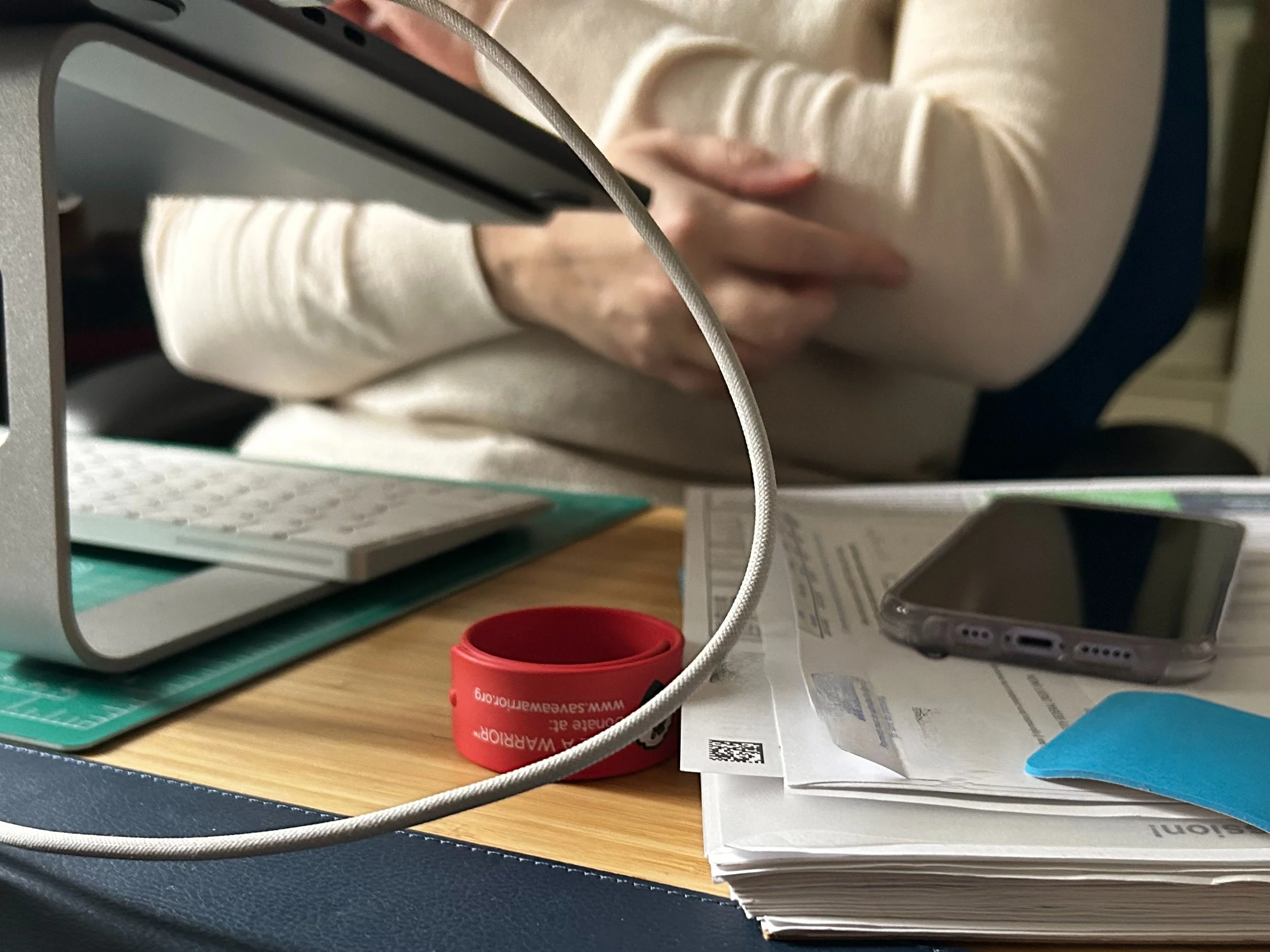 A person experiencing the proud elbow effect.