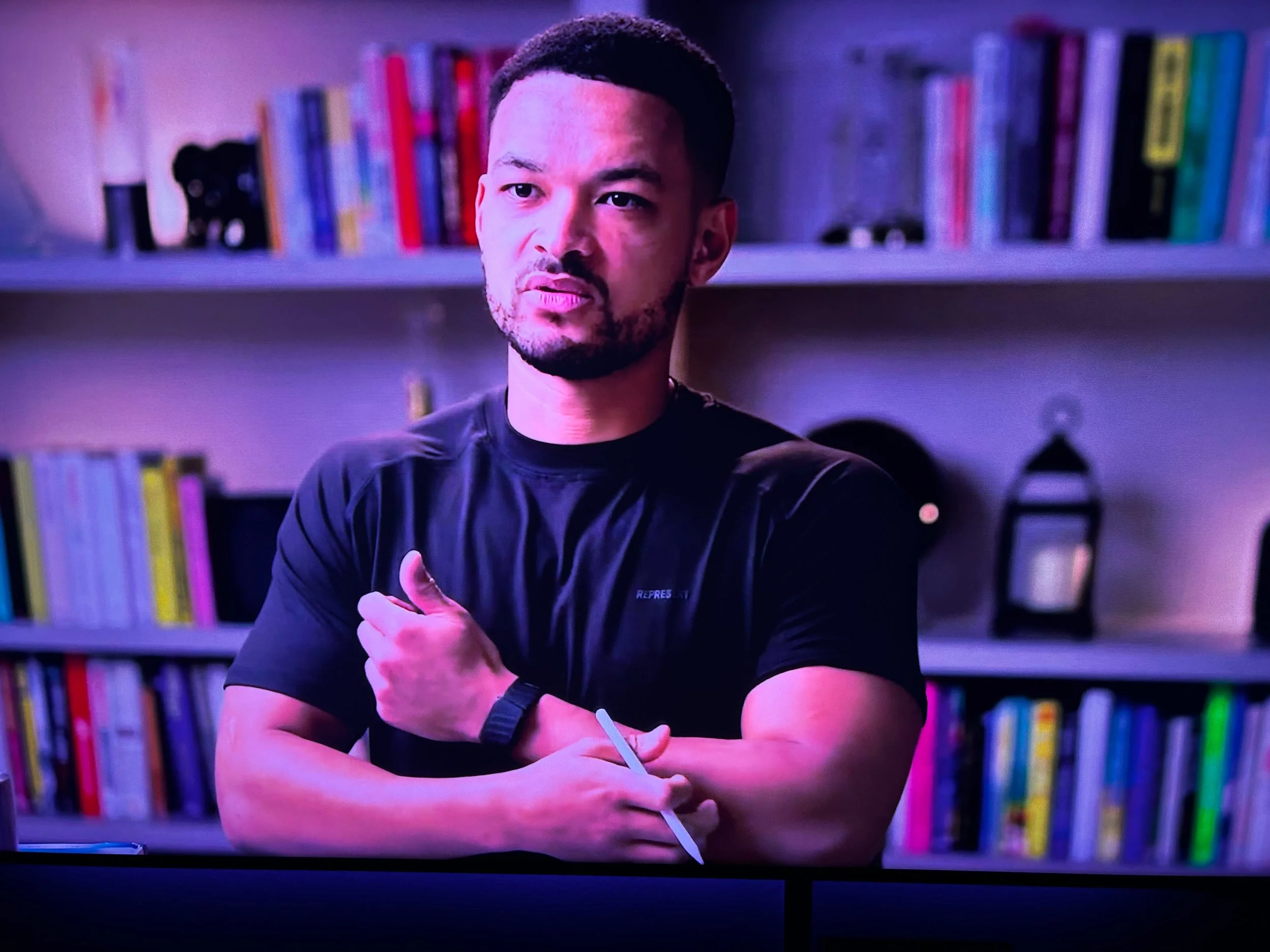 A person experiencing the proud elbow effect.