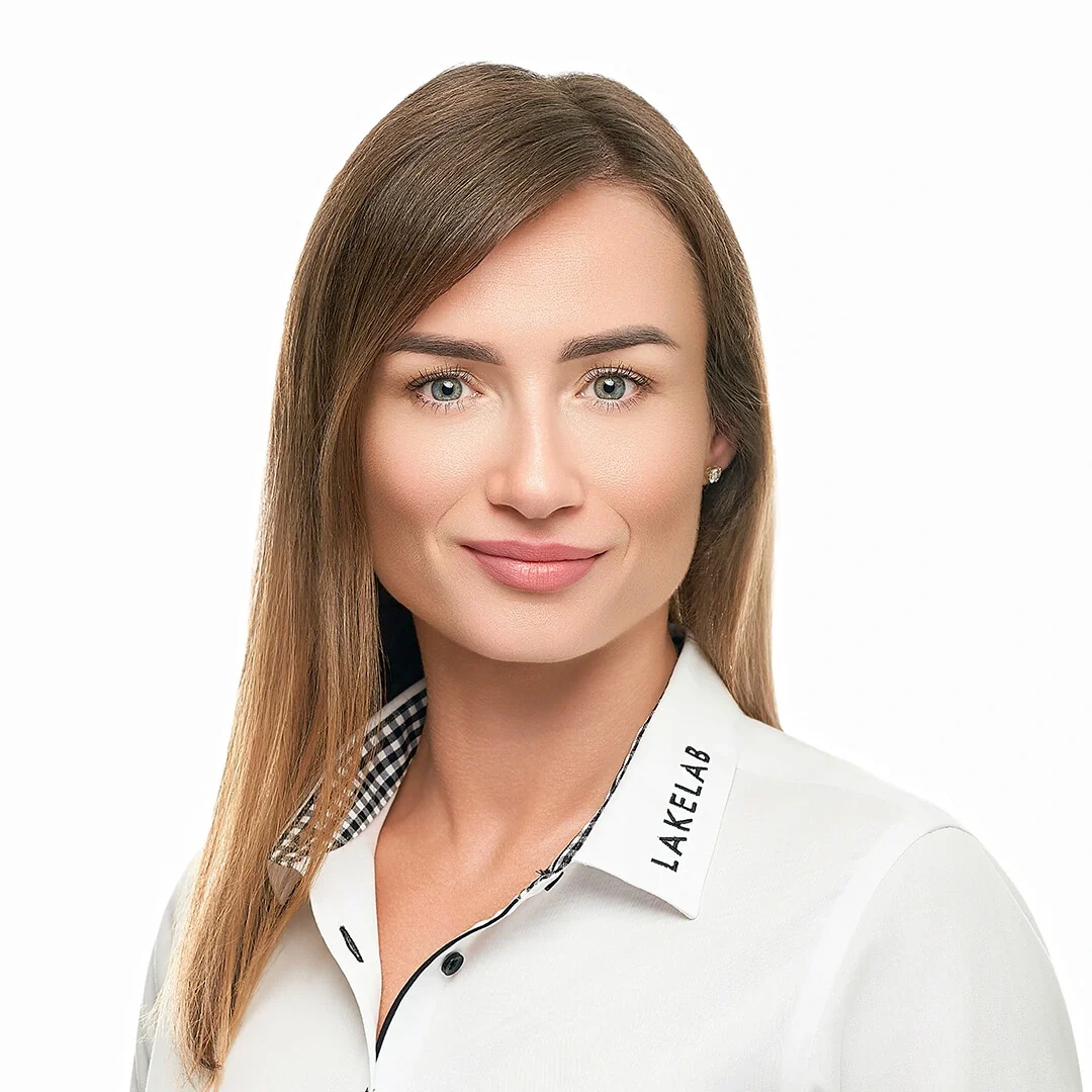 Porträt von Sara Carlin, der Geschäftsführerin von LAKELAB Ortho, dem führenden volldigitalen KFO-Fachlabor in der Schweiz. Fotografiert von Patric Pop, Corporate Portraits und Headshots