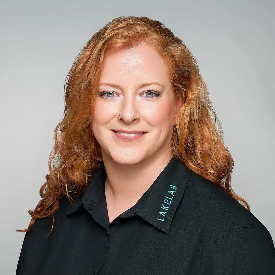 Porträt von Monika Aebsicher, Leitung Produktion von LAKELAB Ortho, dem führenden volldigitalen KFO-Fachlabor in der Schweiz. Fotografiert von Patric Pop, Corporate Portraits und Headshots