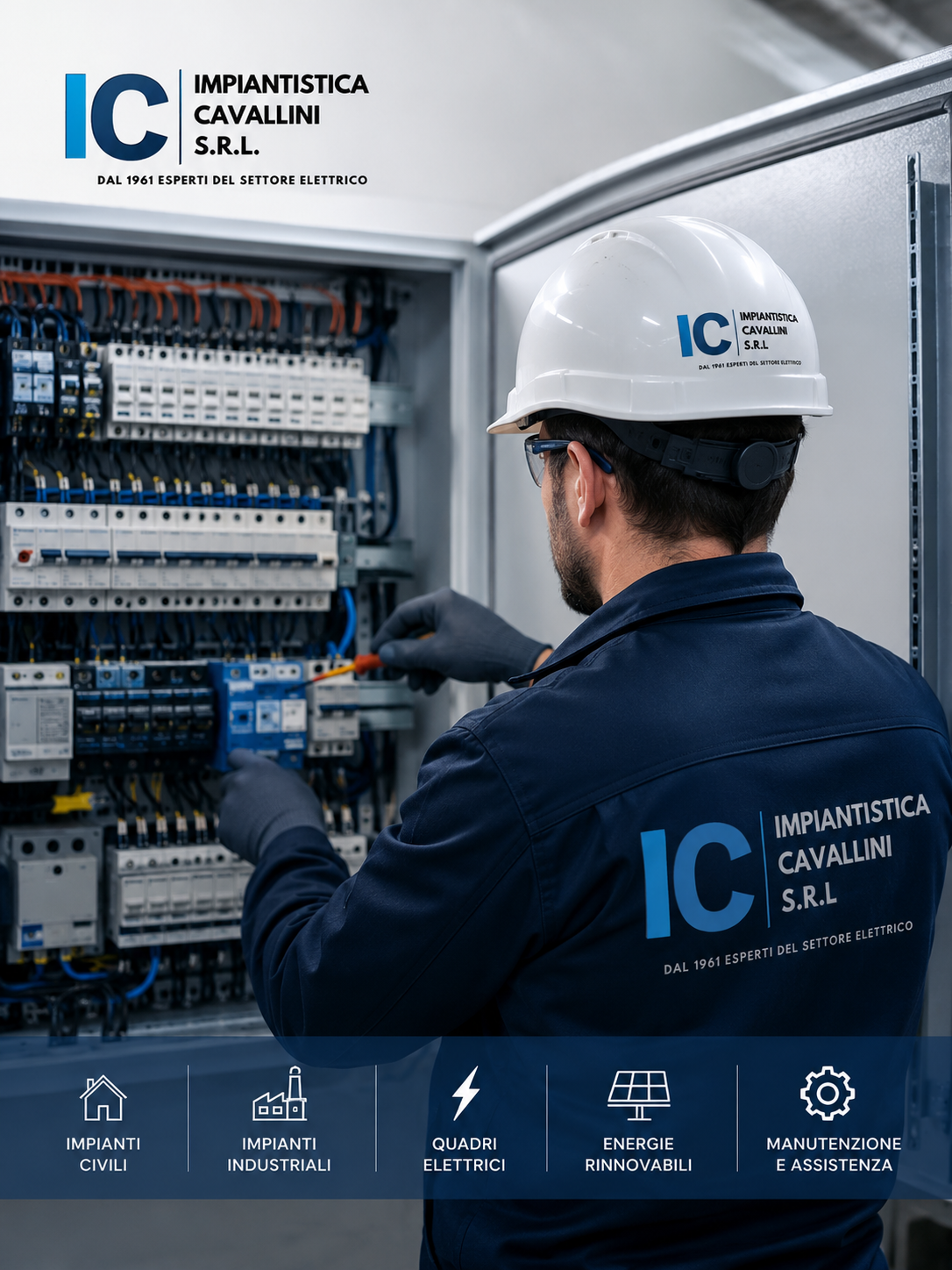Tecnico al lavoro in un quadro elettrico, indossa casco e abbigliamento con il logo di Impiantistica Cavallini S.R.L., azienda di esperti del settore elettrico.